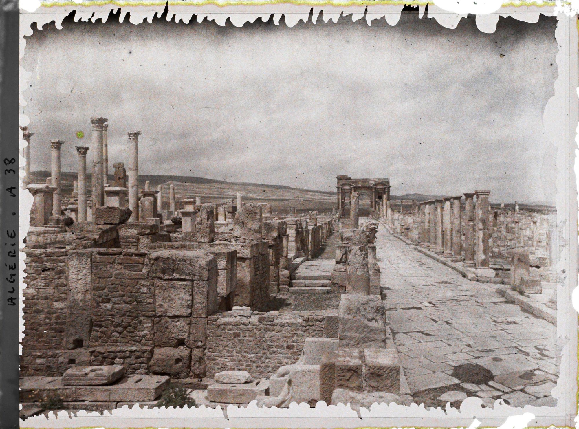 Image représentant Les ruines du forum, l'arc dit de Trajan et le Decumanus maximus