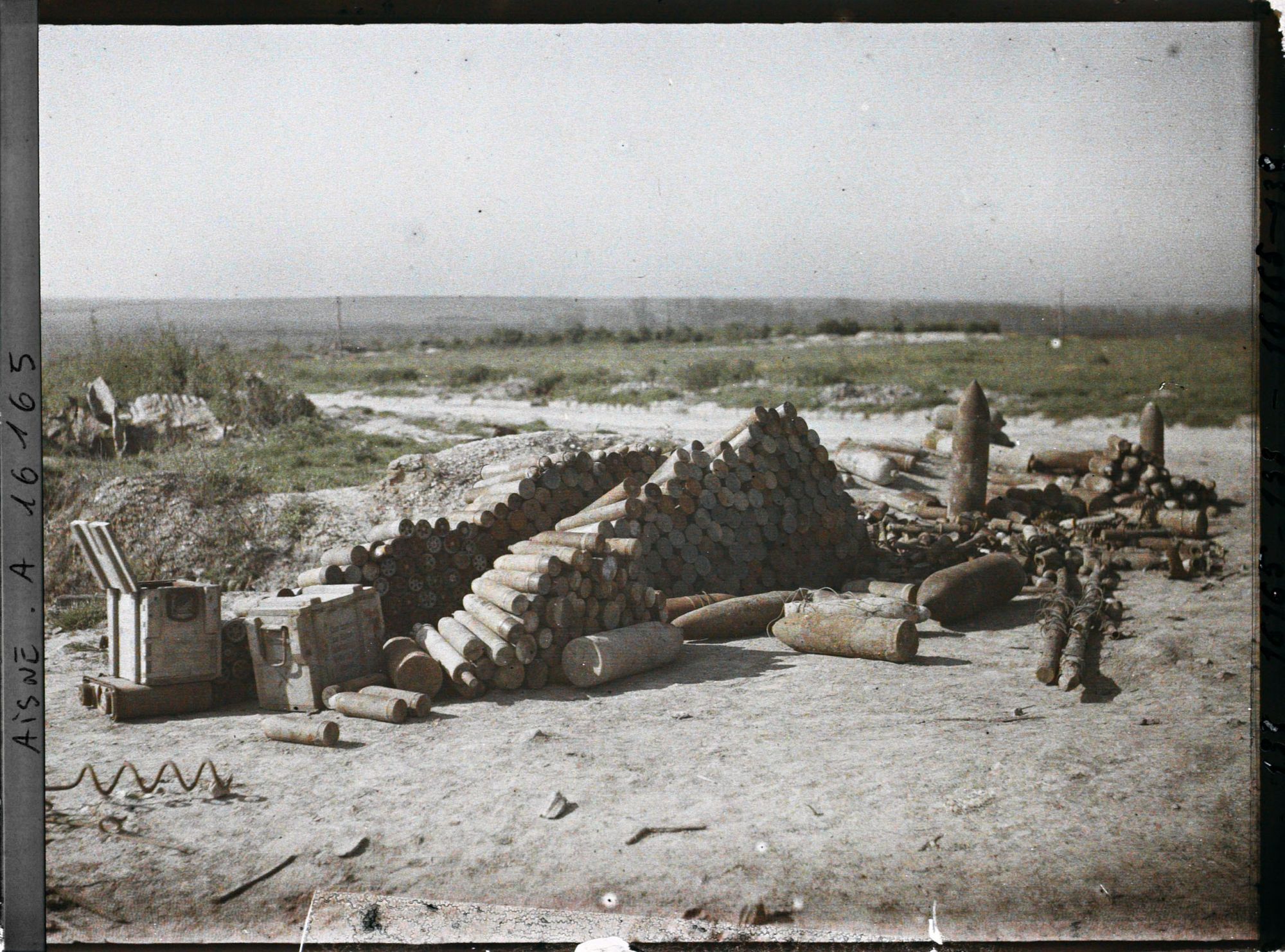 Image représentant France, Env- de St Quentin, Obus sur la route de Ham, près du Cimetière de Wat