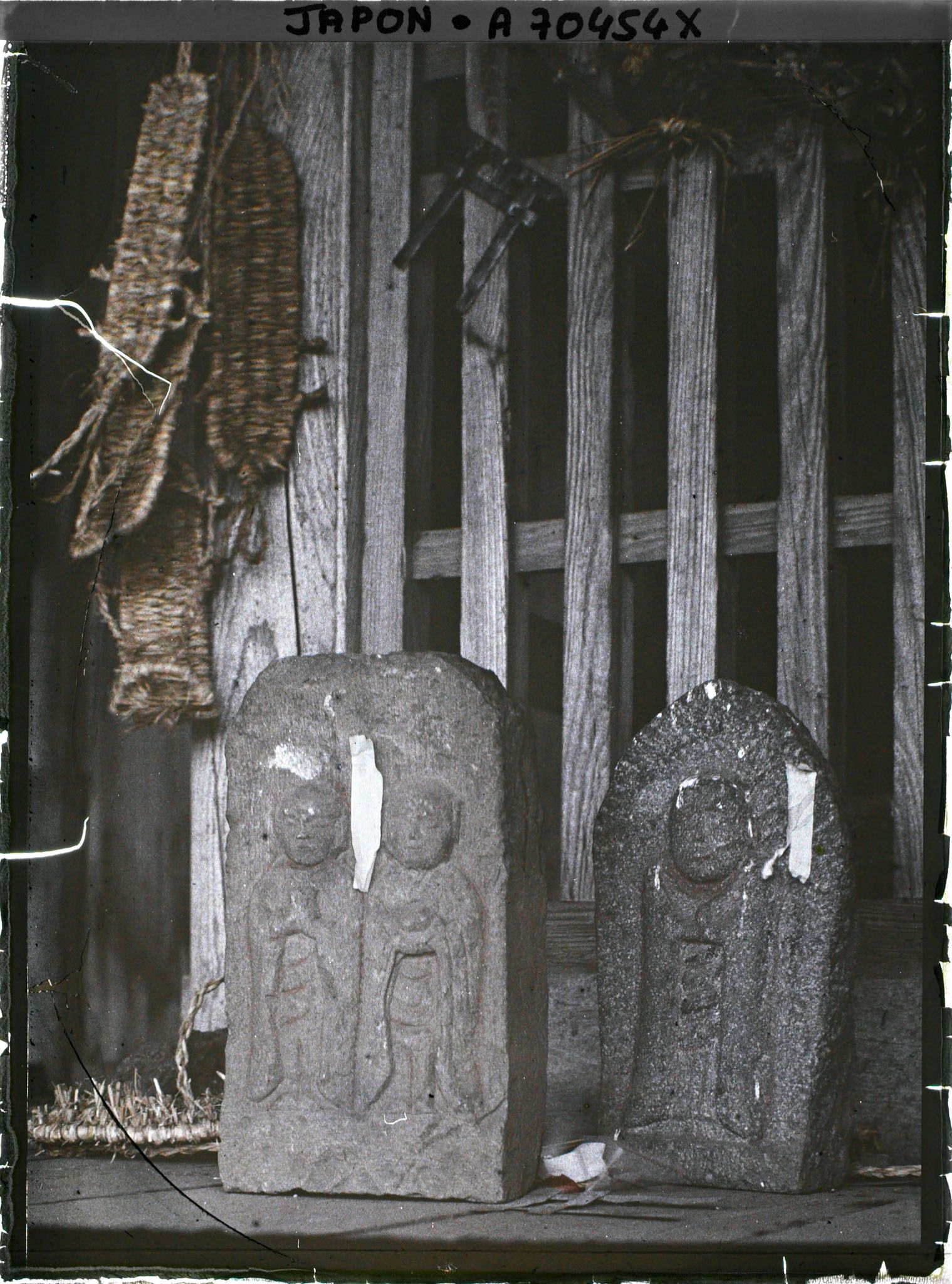 Image représentant Stèles sculptées dans un sanctuaire sur la route de pèlerinage du Fuji-san
