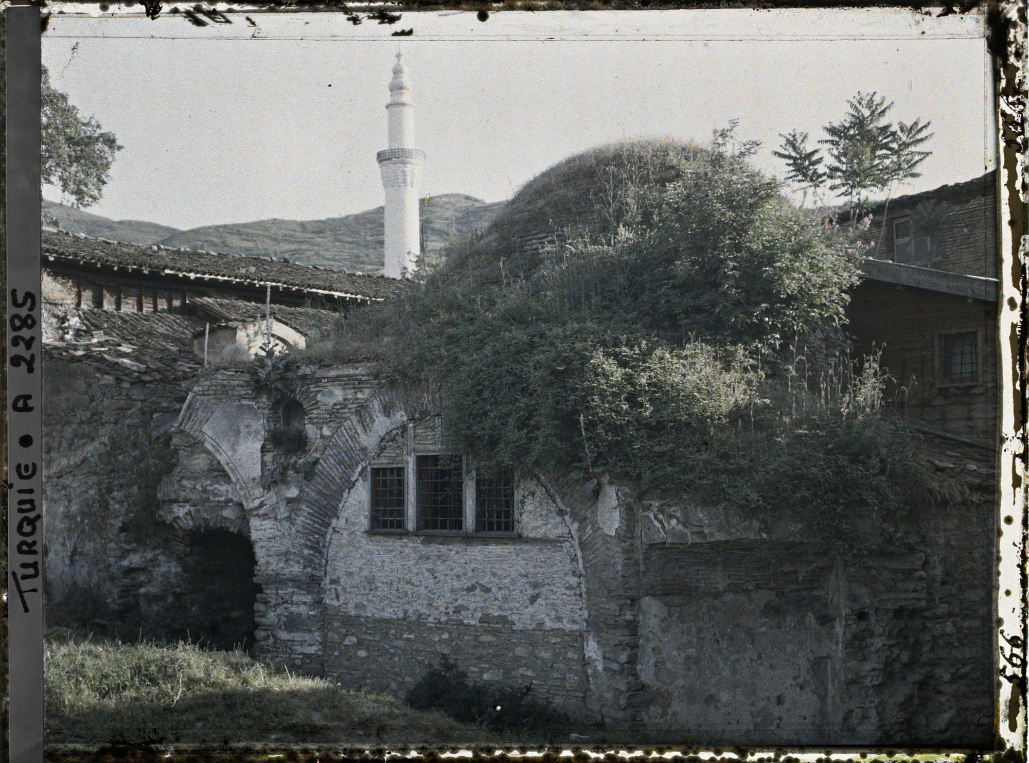 Image représentant L'ancien bazar devant l'un des minarets de l'Ulu Camii (la grande Mosquée)