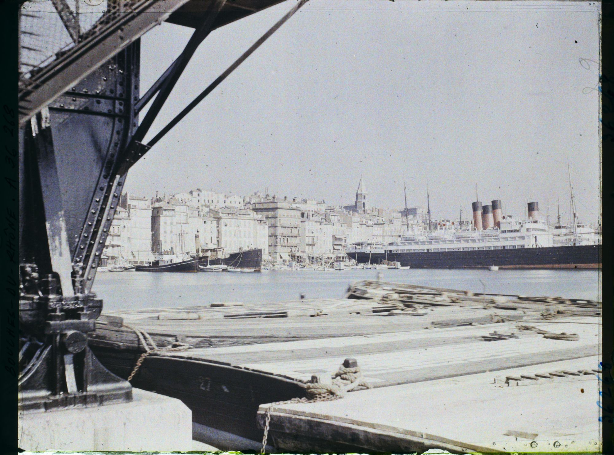 Image représentant Les bateaux amarés dans le Vieux Port, vue prise sous le pont transbordeur