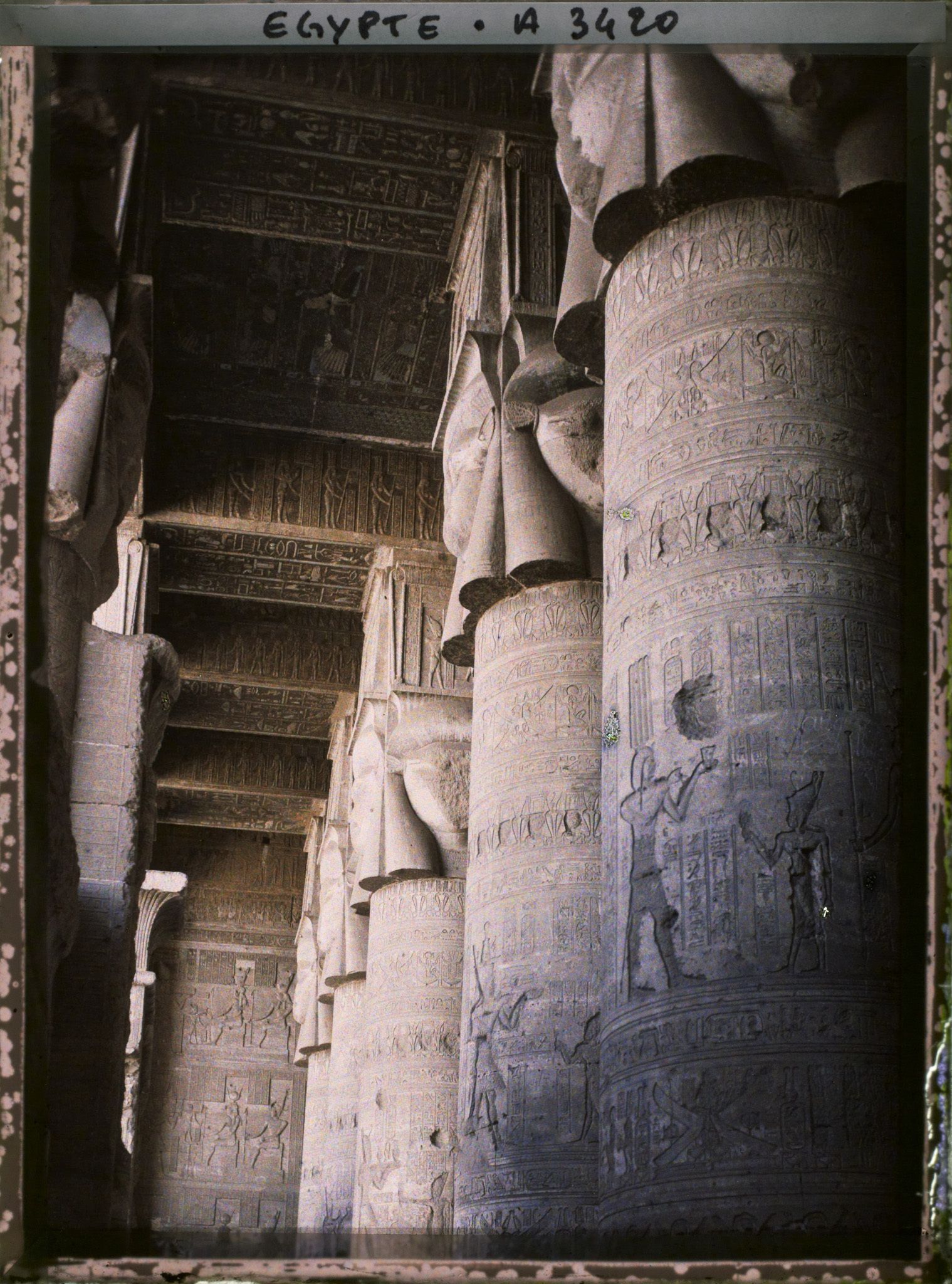 Image représentant Colonnade à chapiteaux hathoriques de la salle hypostyle du temple