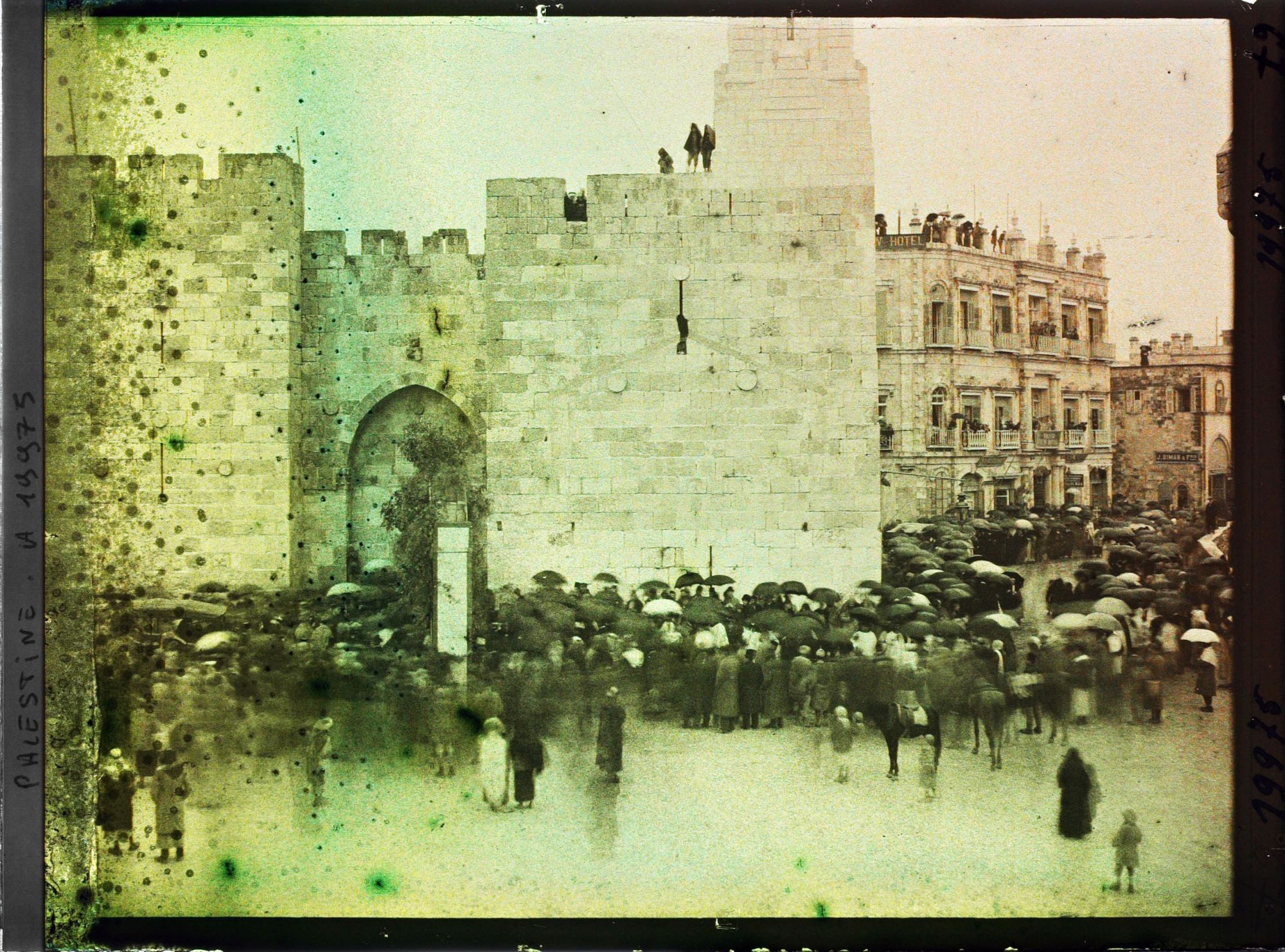 Image représentant Foule attendant l'arrivée du cardinal Dubois près de la porte de Jaffa