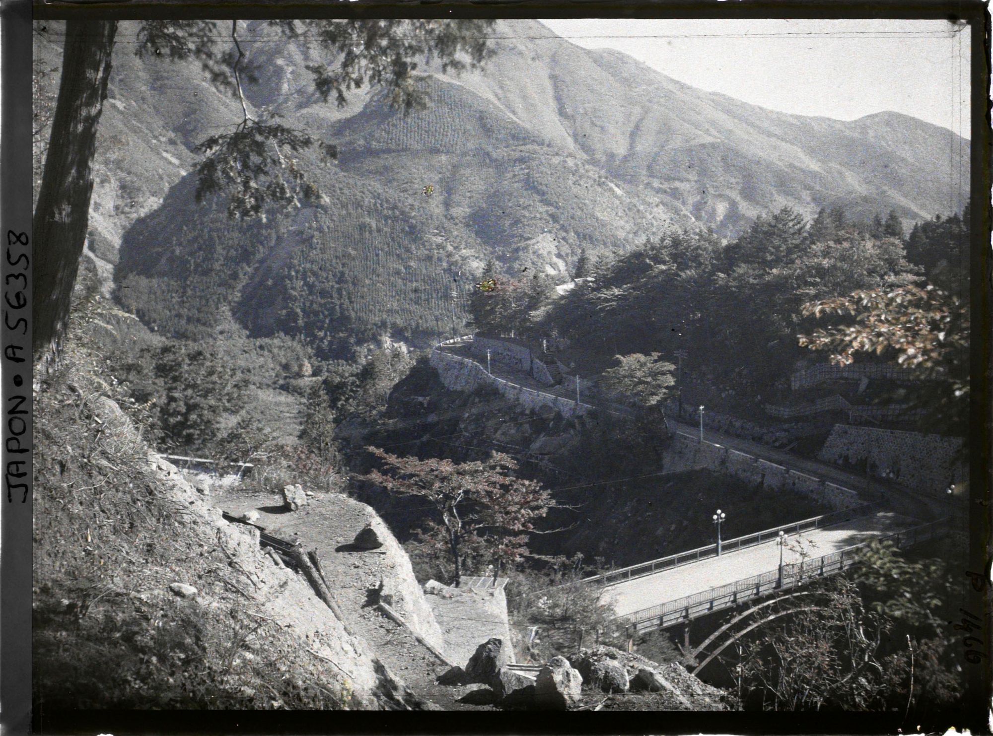 Image représentant SENGEN-YAMA (Mont Sengen) : vue sur la vallée