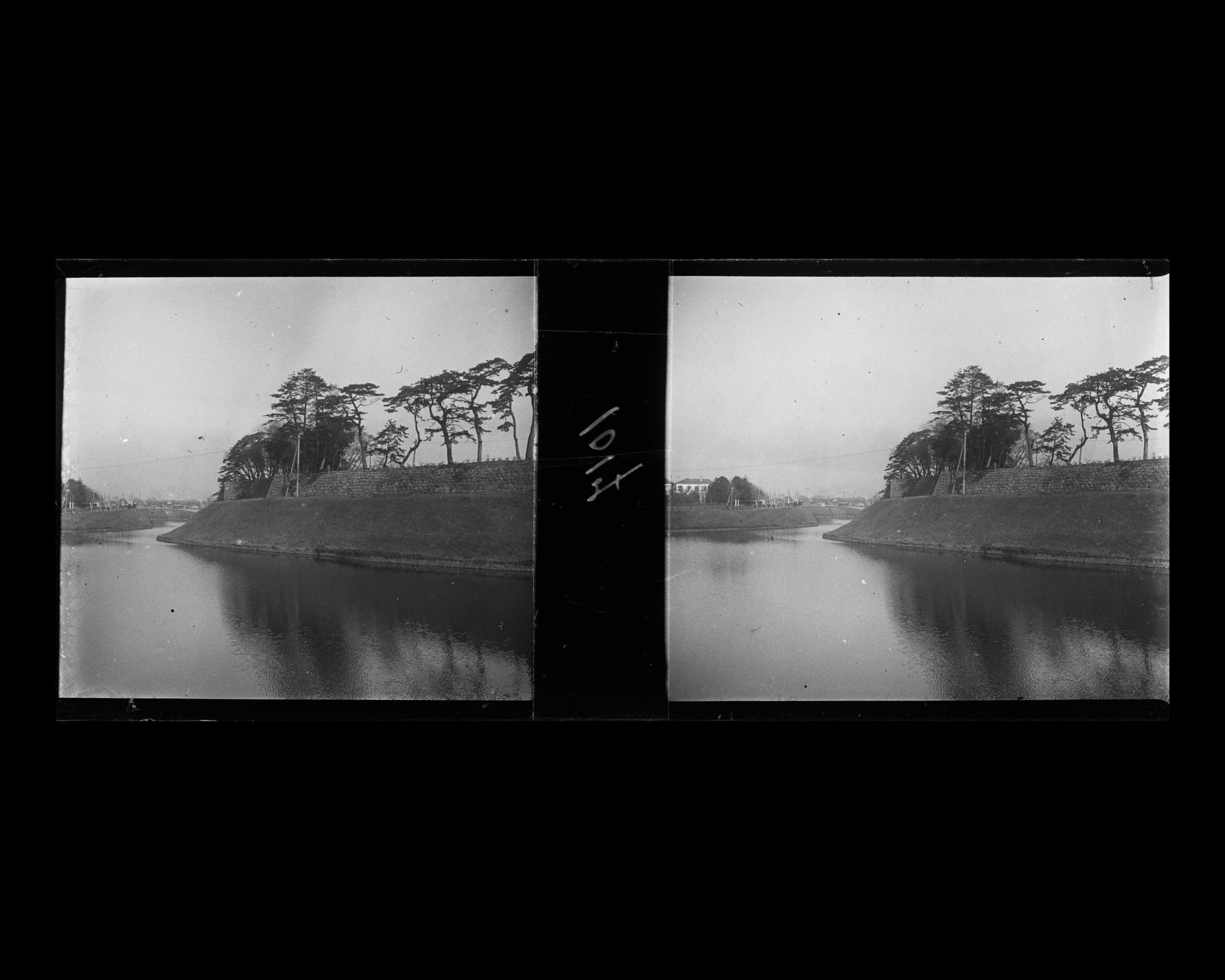 Image représentant Les douves et les fortifications du palais impérial