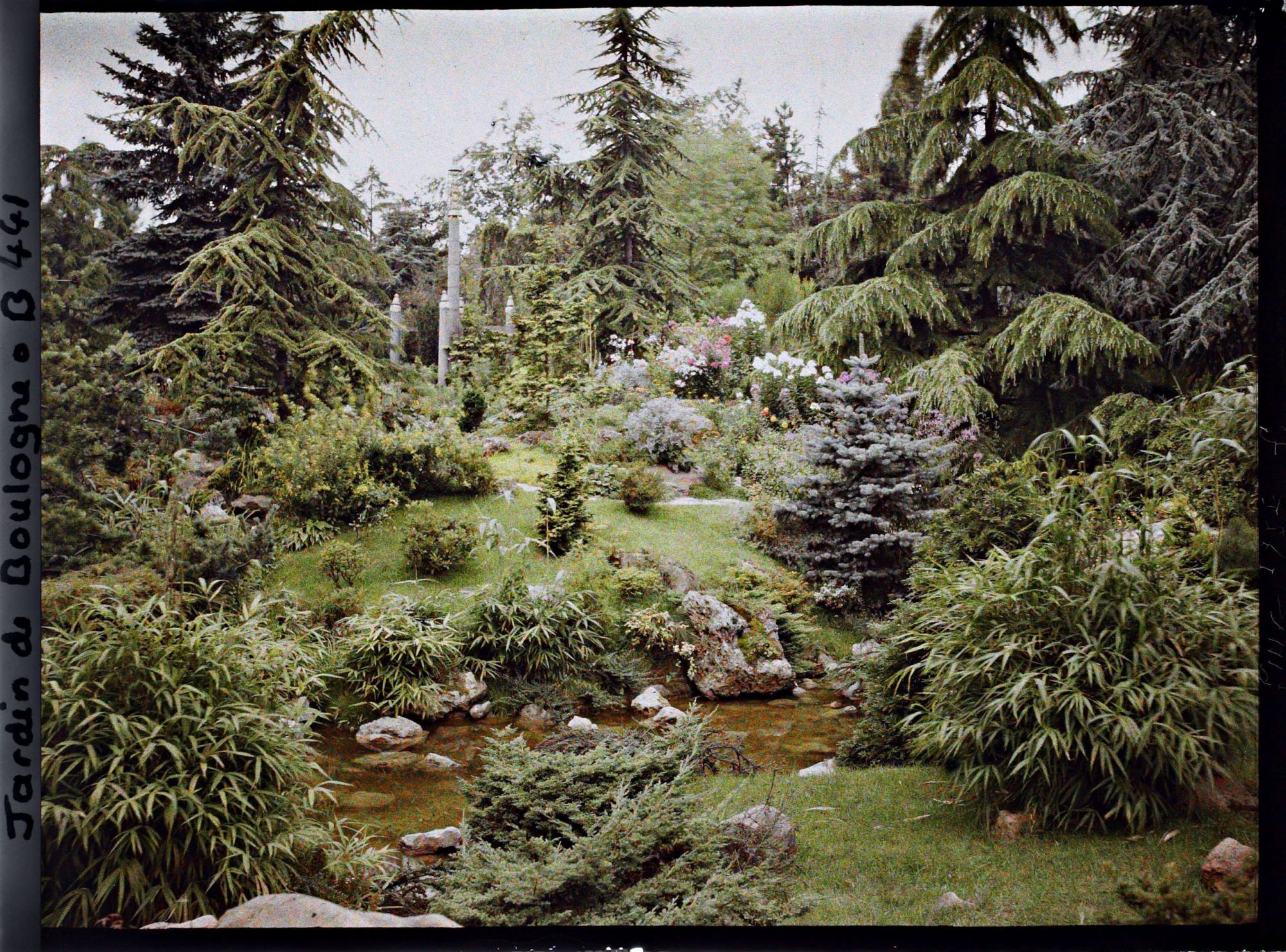 Image représentant Cours d'eau et butte fleurie du " sanctuaire japonais " dans un paysage arboré encadrant le sôrintô