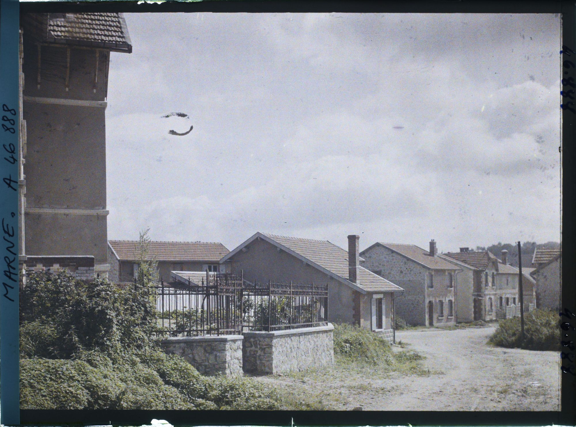 Image représentant France, Vienne le Château Marne (475 h.), Entrée par la rte de Binarville