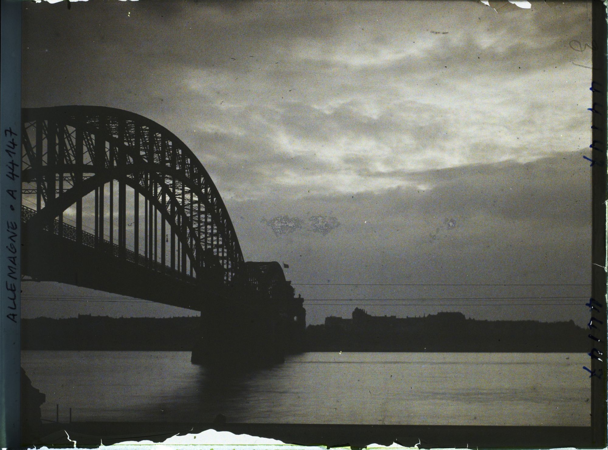 Image représentant Allemagne, Düsseldorf, Effet de lumière s/ le Rhin