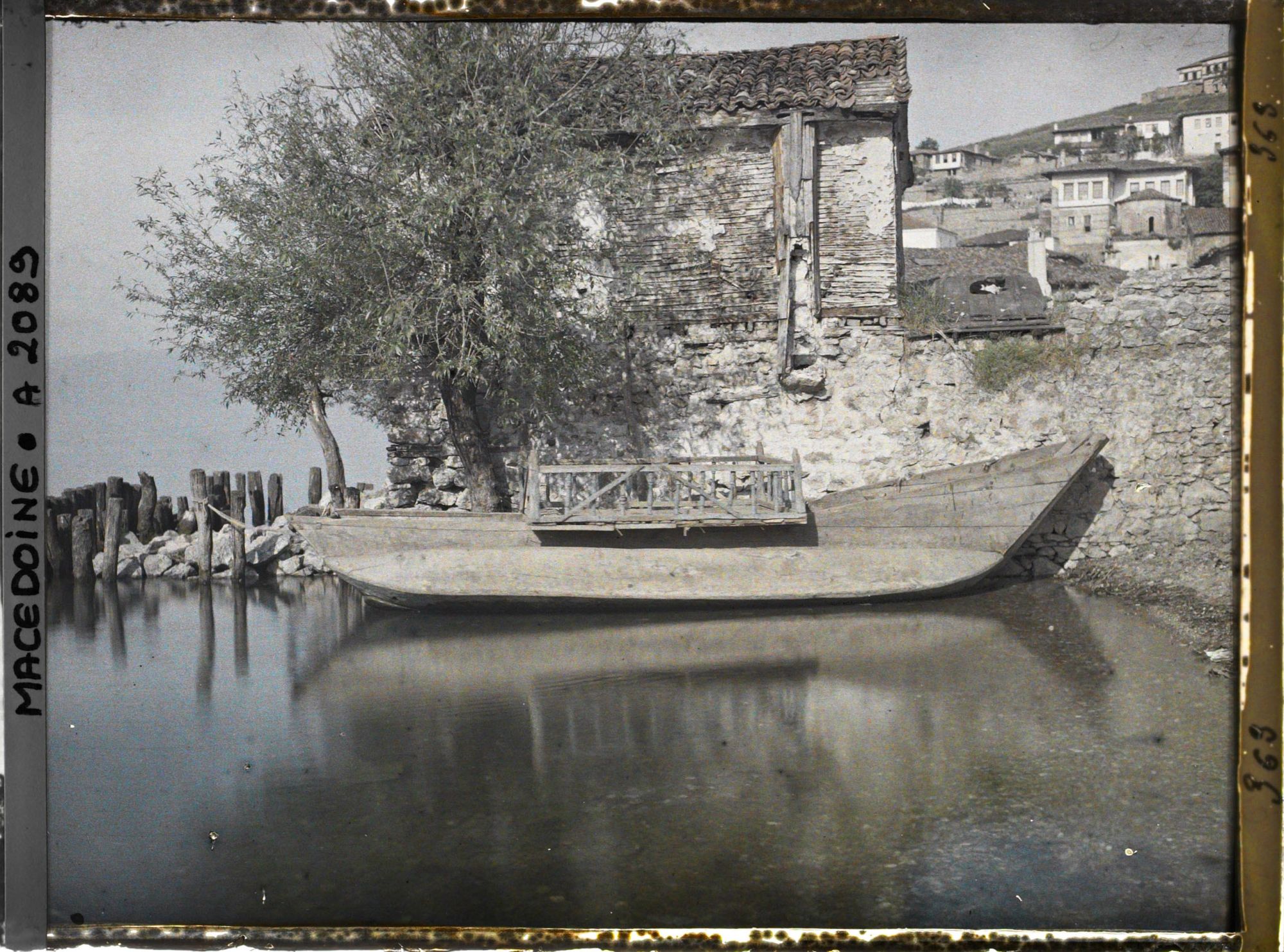Image représentant Vieux bateau devant un arbre et une maison