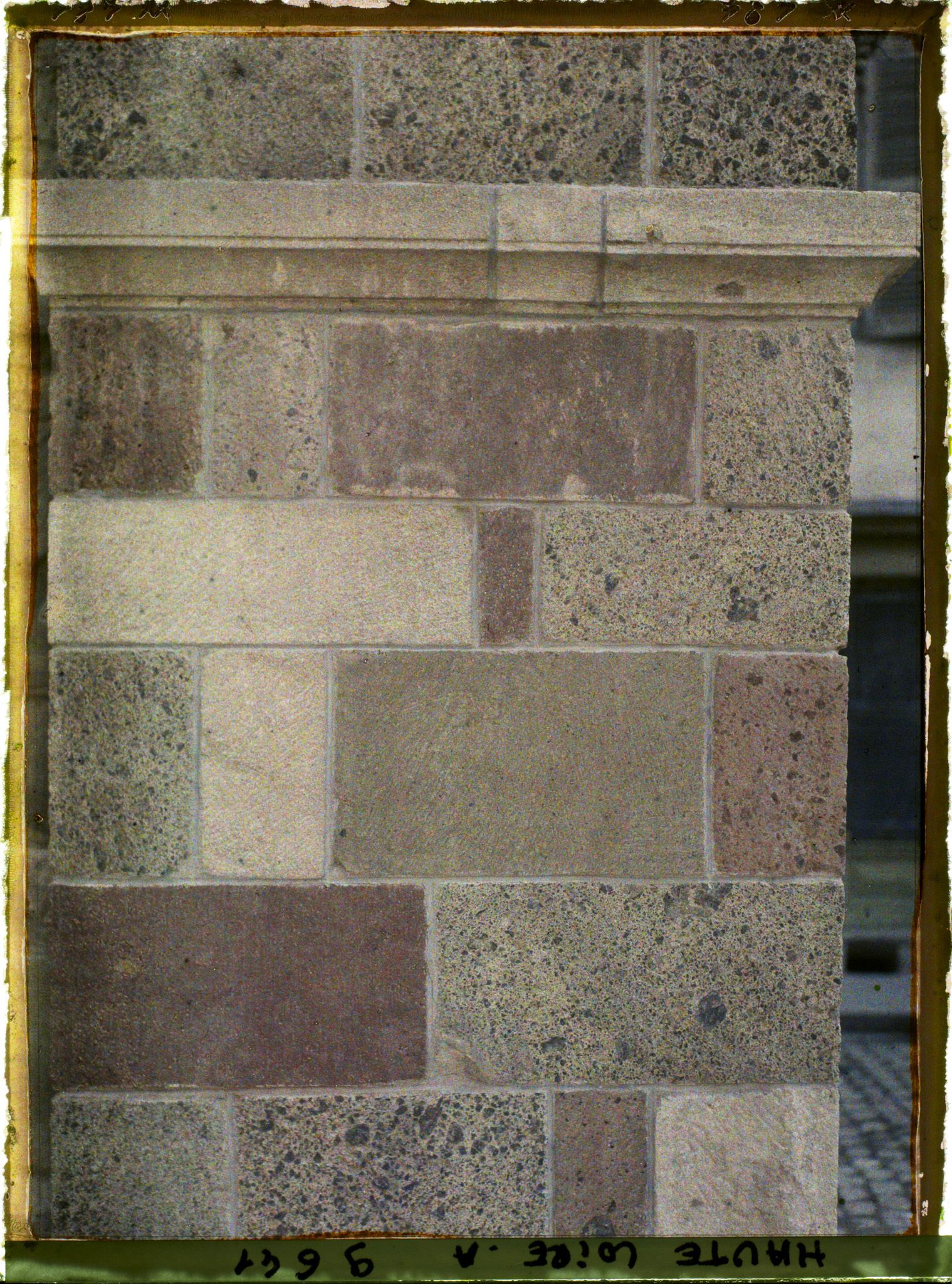 Image représentant Détail de l'un des piliers du porche sud de la basilique Saint-Julien