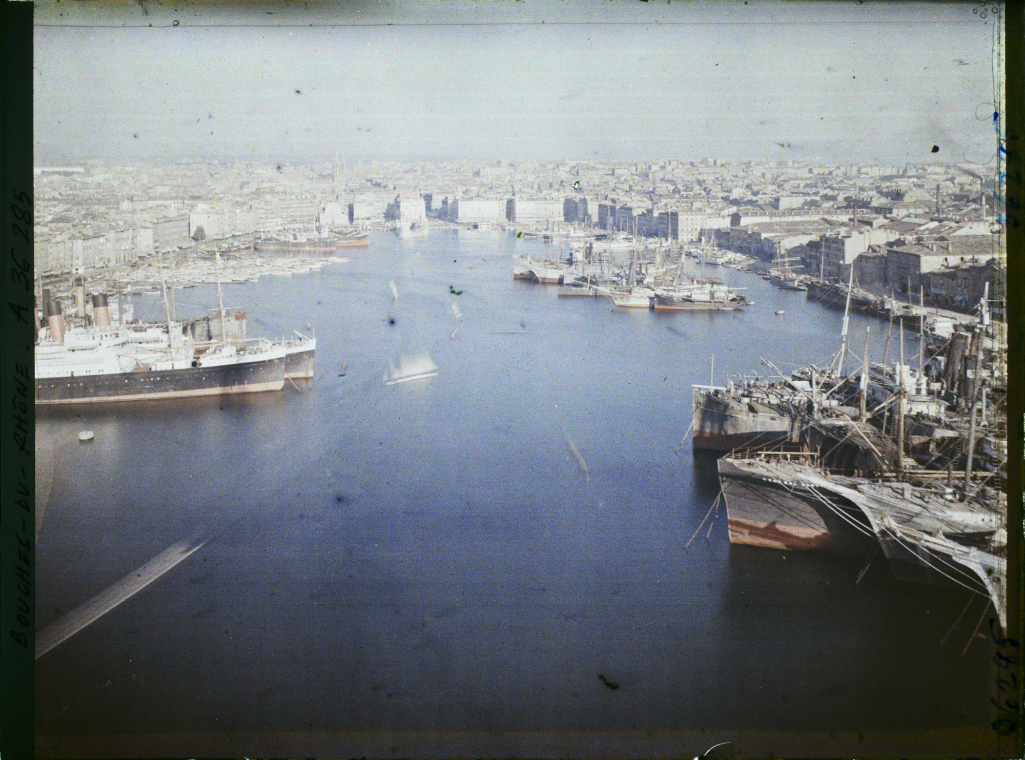 Image représentant Vue panoramique du Vieux Port prise du pont transbordeur