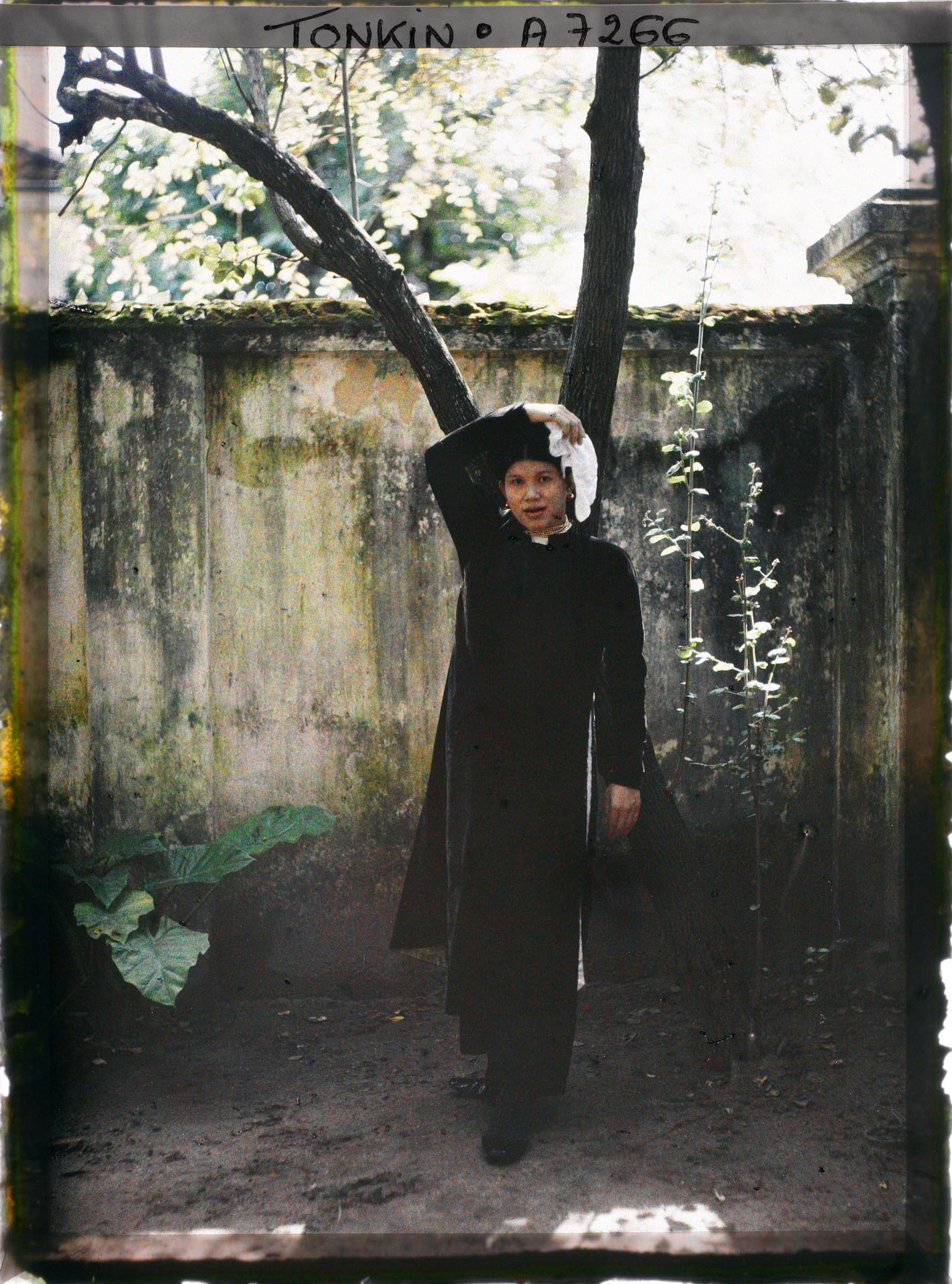 Image représentant Une jeune femme, épouse d'interprète, dans un jardin