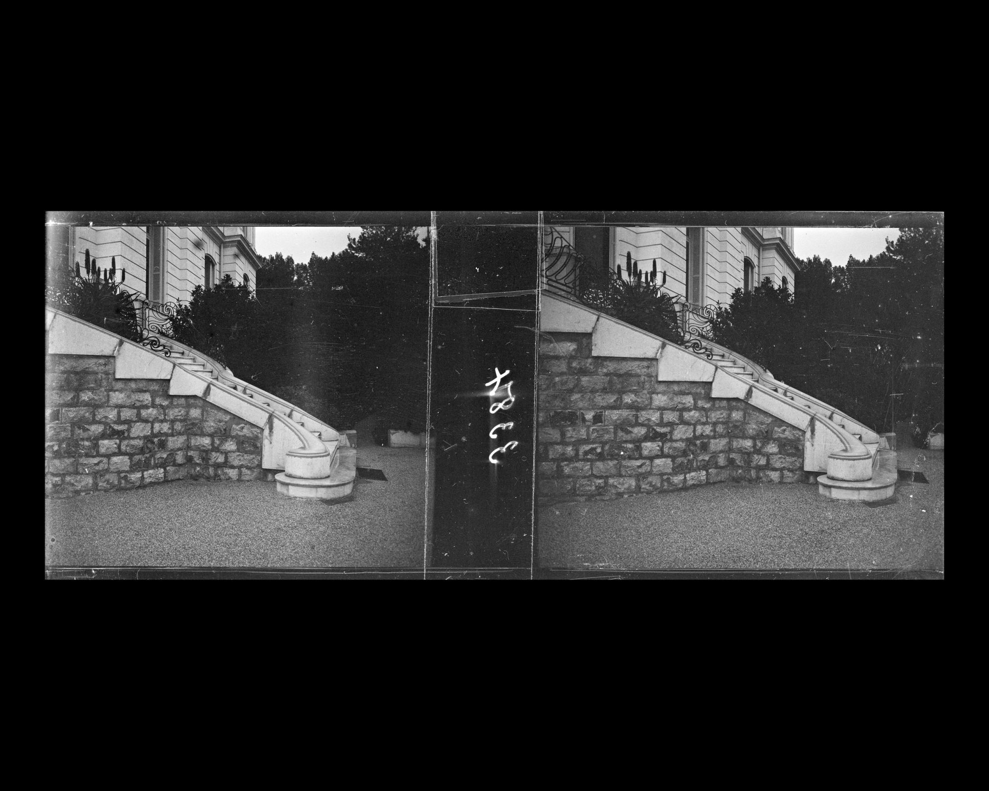 Image représentant L'escalier de la terrasse de la villa Kahn