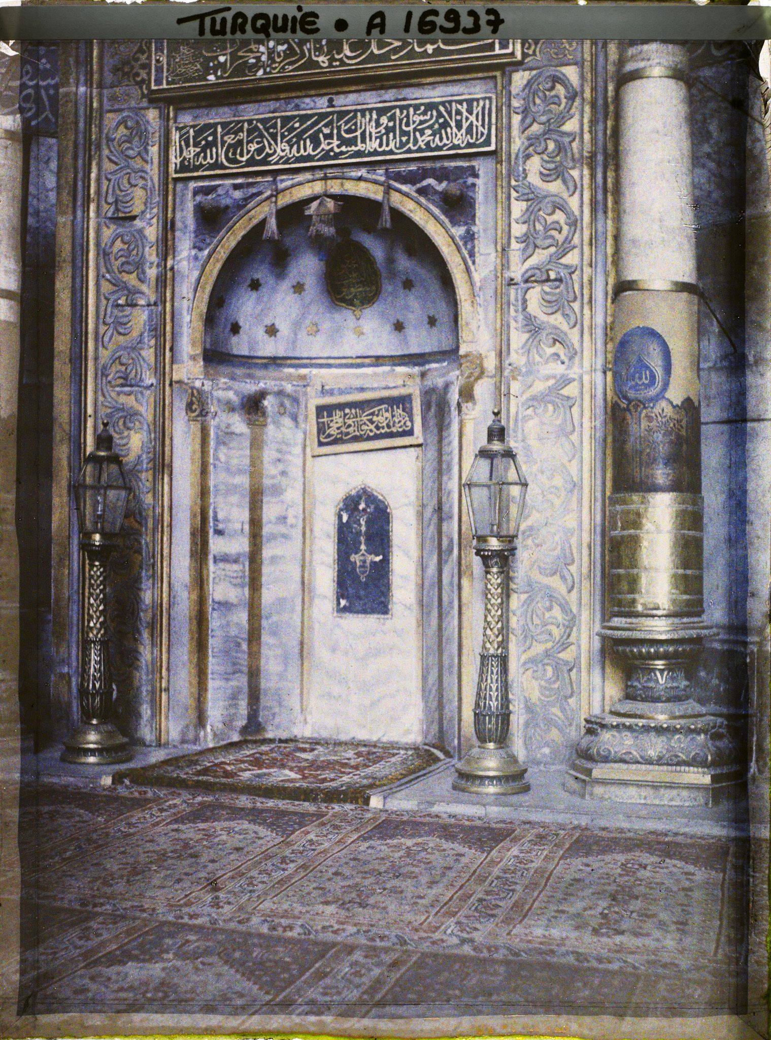 Image représentant Le mihrab indiquant la direction de La Mecque, dans l'abside de la Aya Sophia Camii ("mosquée Sainte-Sophie"),