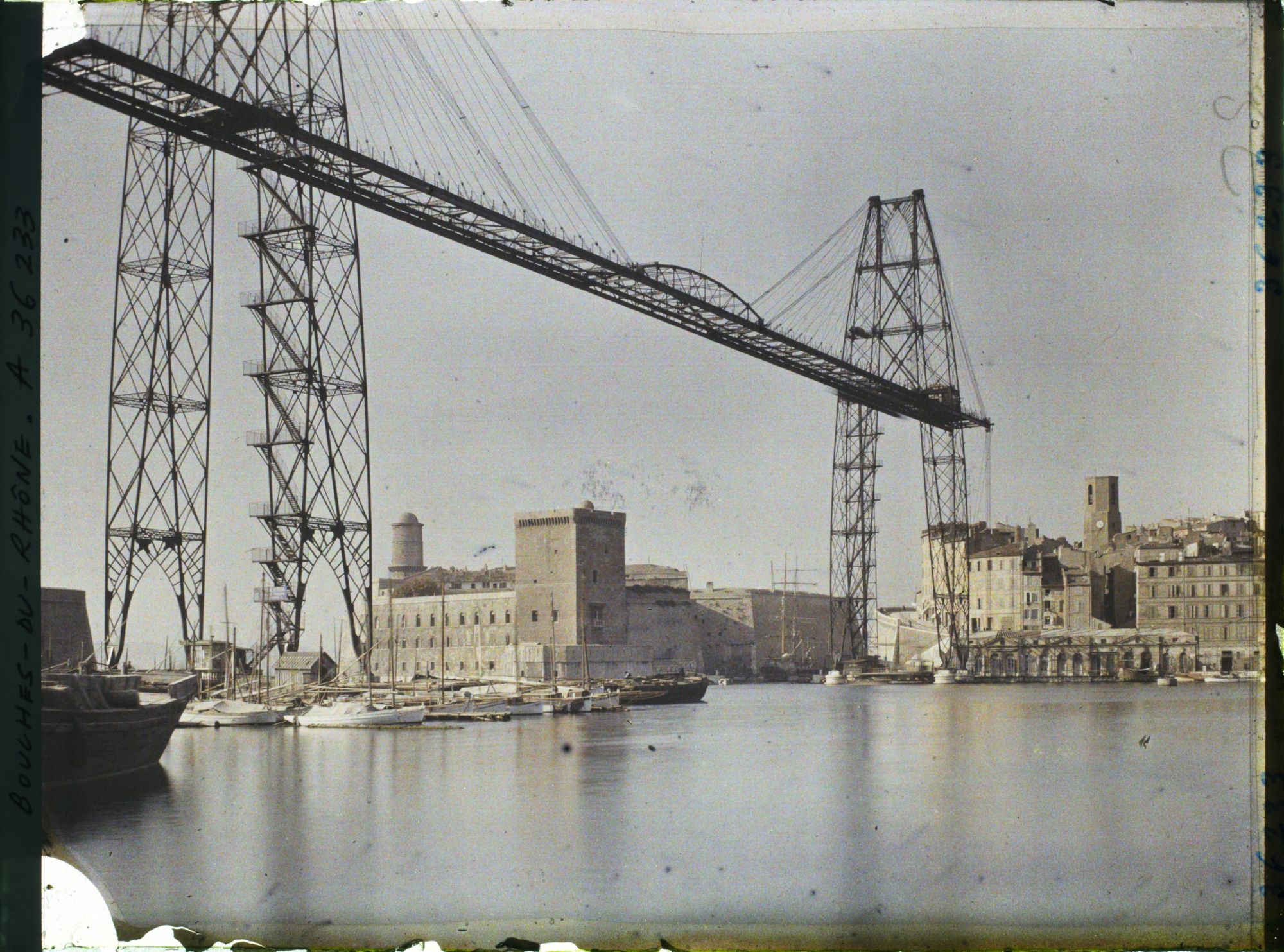 Image représentant Le pont transbordeur, au fond le fort Saint-Jean