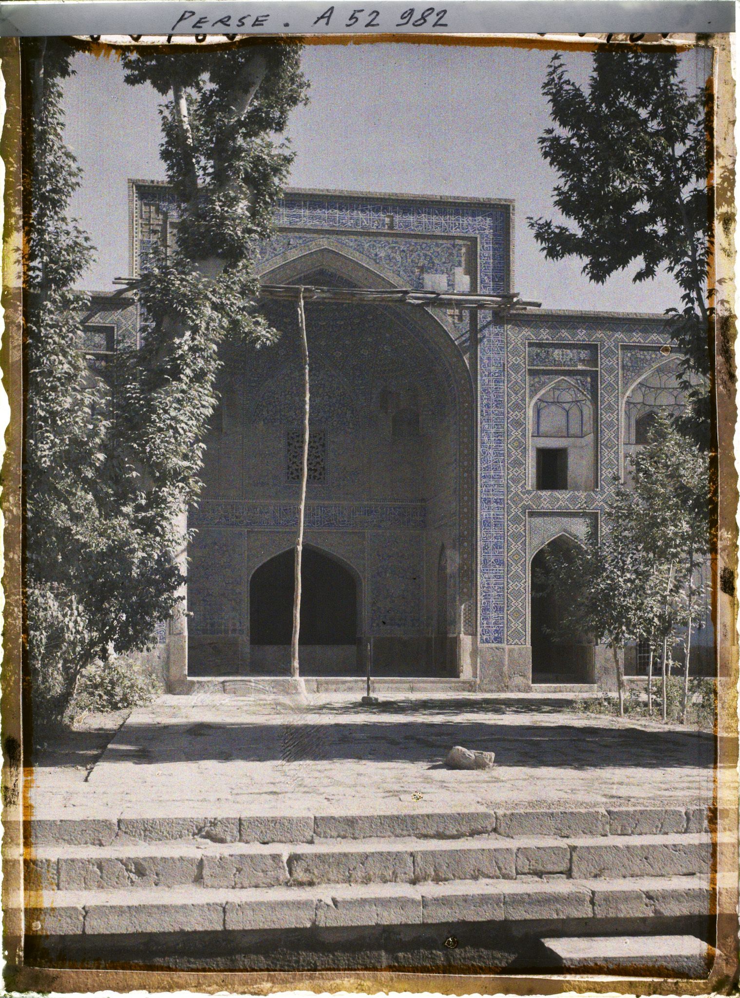 Image représentant La Madreseh Mader-i-Chah, école coranique dite "de la mère du Chah" (1714), entrée de la salle de prière de l'autre côté de la cour