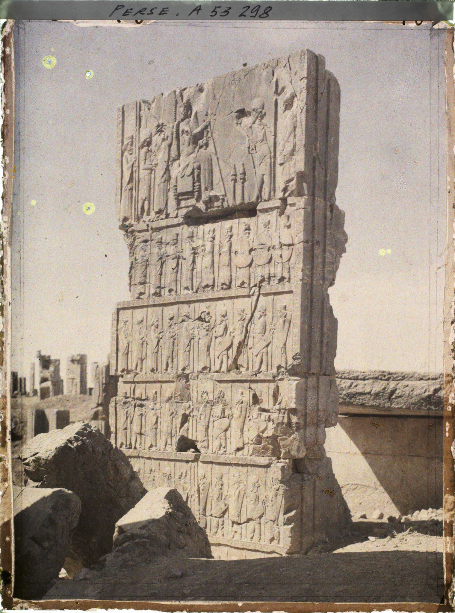 Image représentant Palais des cent colonnes, bas-relief de la porte sud représentant les guerriers des différentes ethnies de l'empire portant le trône de Darius 1er