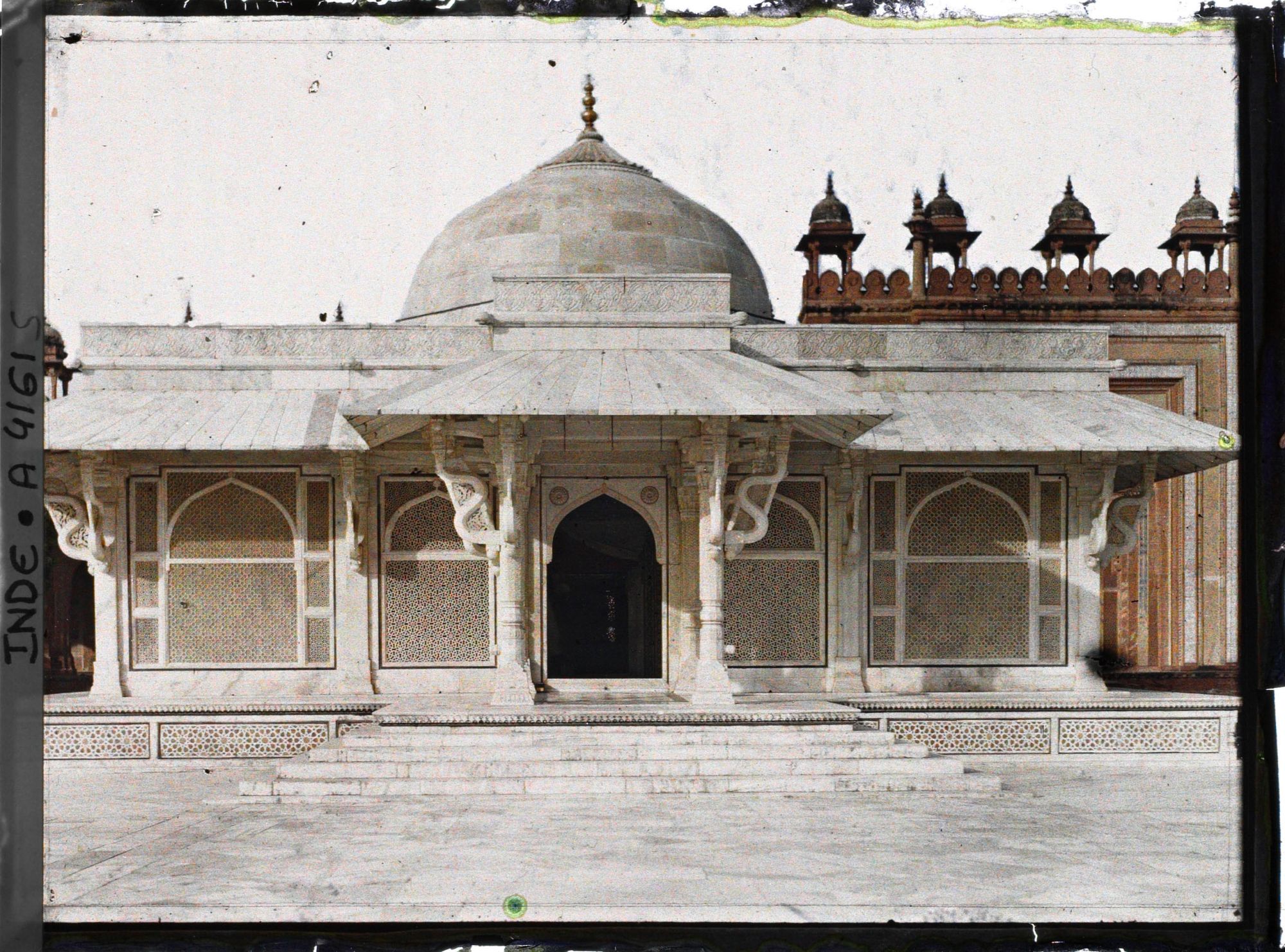 Image représentant Dans Jama Masjid ou Grande Mosquée, le mausolée de Salim Chisti