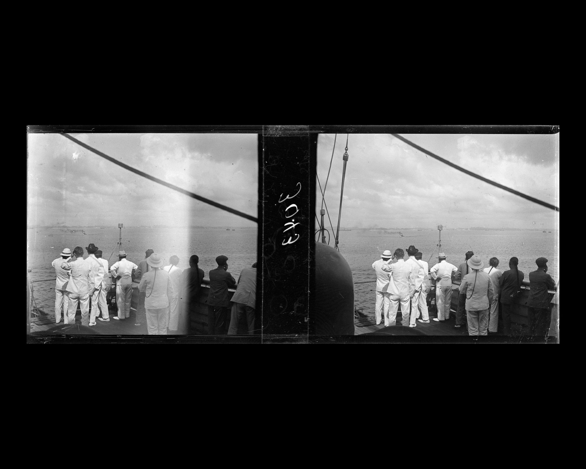 Image représentant Passager du Lützow observant la côte de Malaisie