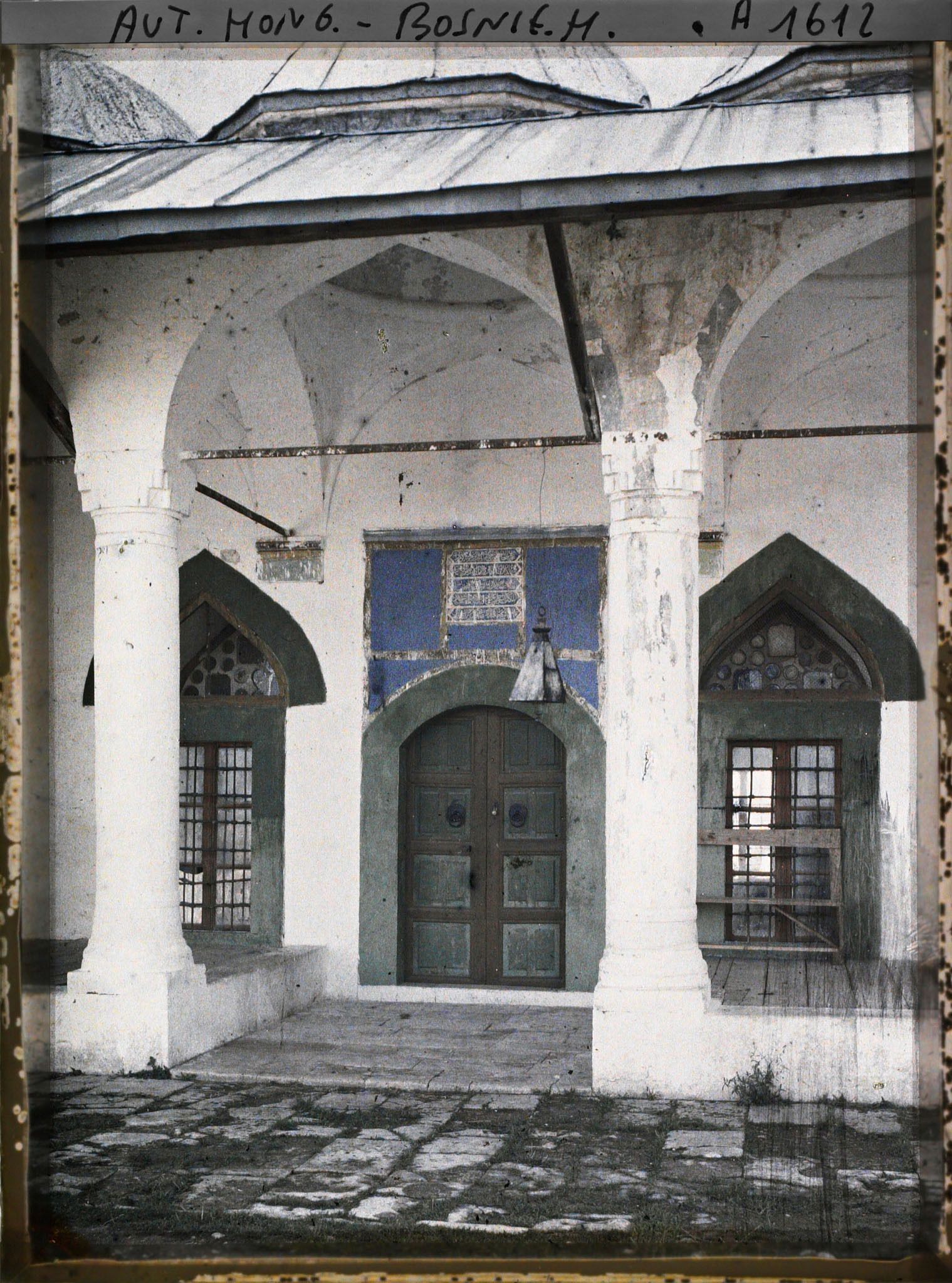 Image représentant La Mosquée de Buna: porche et porte