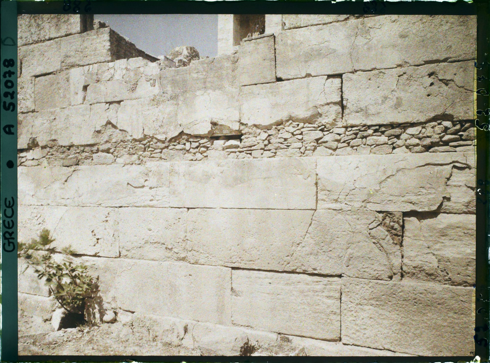 Image représentant Mur orné du symbole sacré de la double hache
