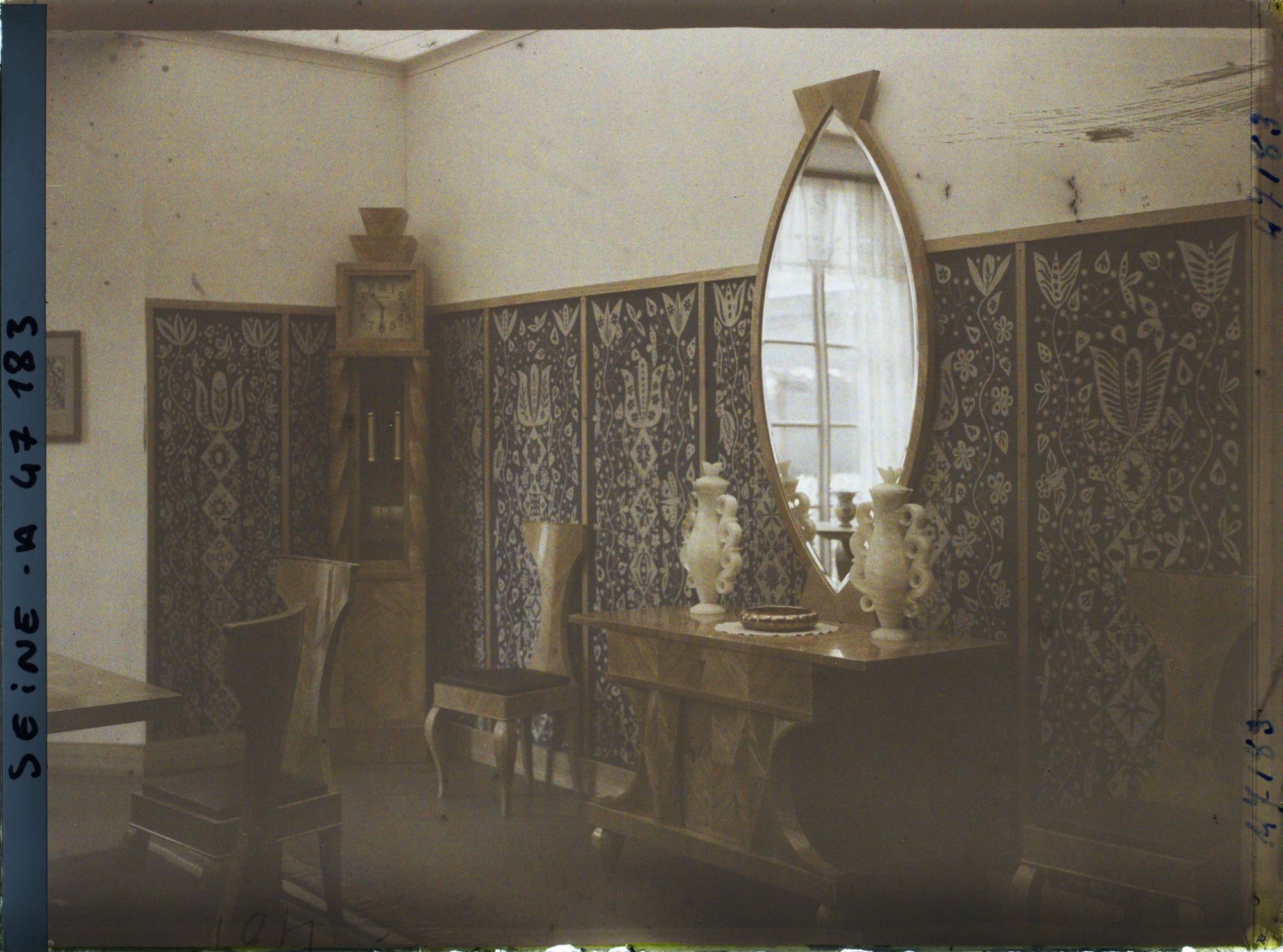 Image représentant L'Exposition des arts décoratifs, Section de la Pologne, sur le Cours-la-Reine, salle à manger, mobilier de Jastrzebowski