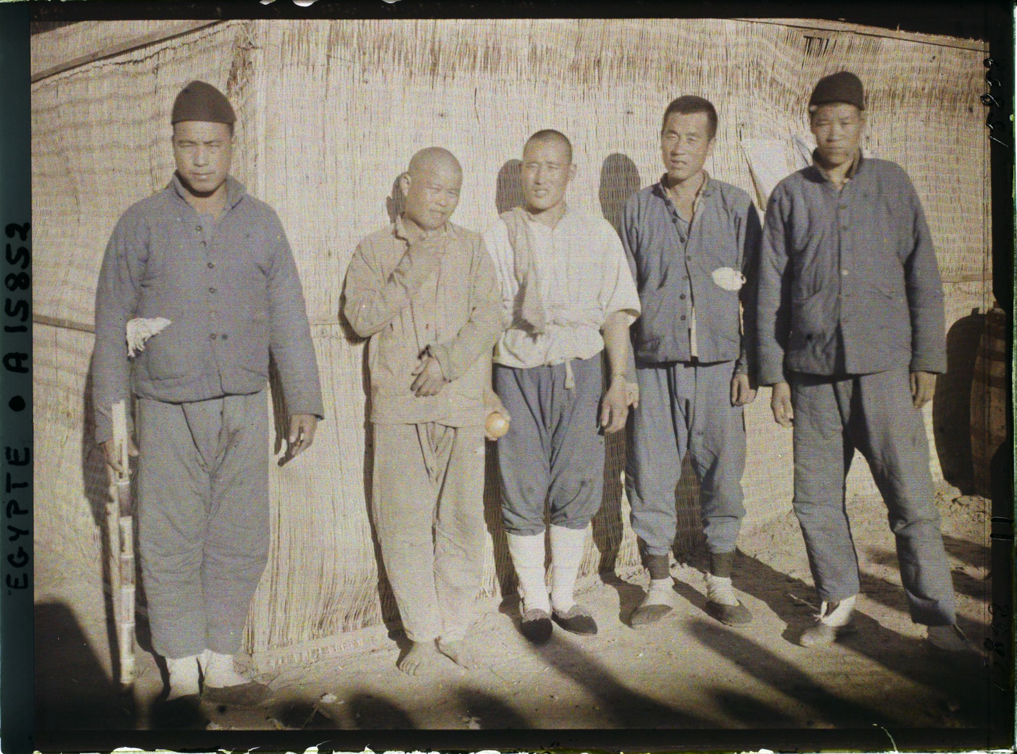 Image représentant Groupe d'ouvriers chinois posant pour l'opérateur dans leur camp de travail