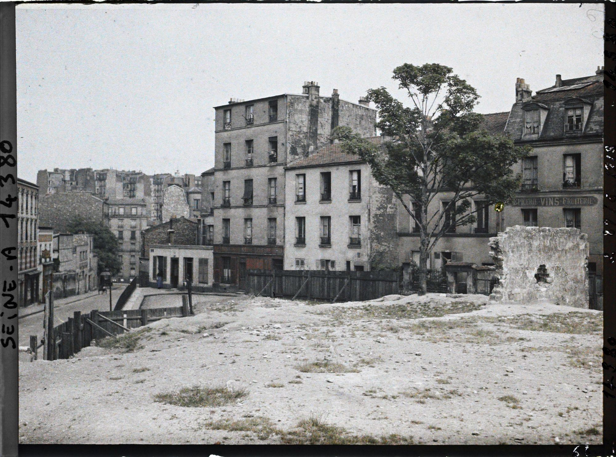 Image représentant La rue du Transvaal, vue prise de la colline de Belleville (actuellement une entrée du parc de Belleville)