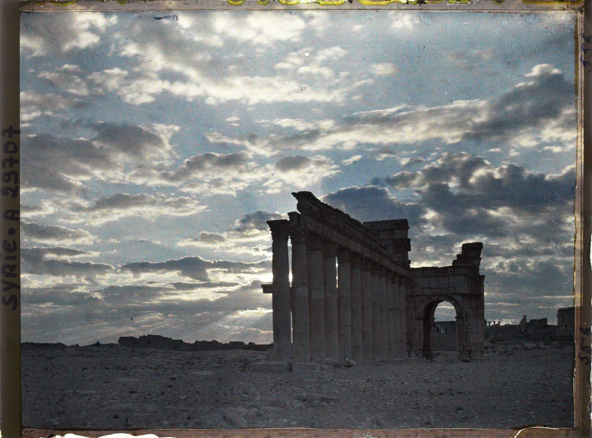 Image représentant Le début de la grande colonnade et l'arc monumental