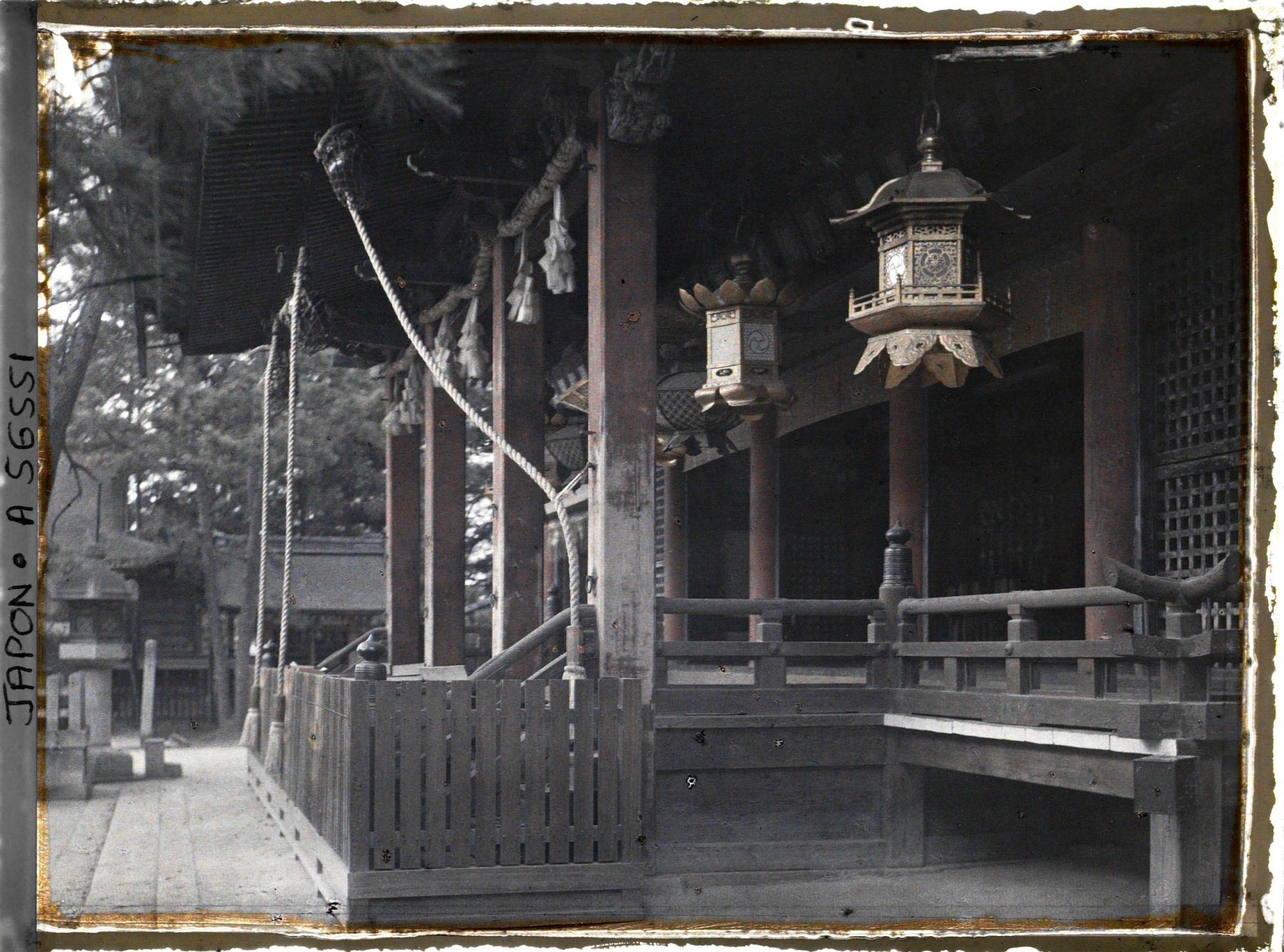 Image représentant Détail d'un édifice du sanctuaire Yasaka-jinja (appelé également Gion-jinja) : entrée du honden