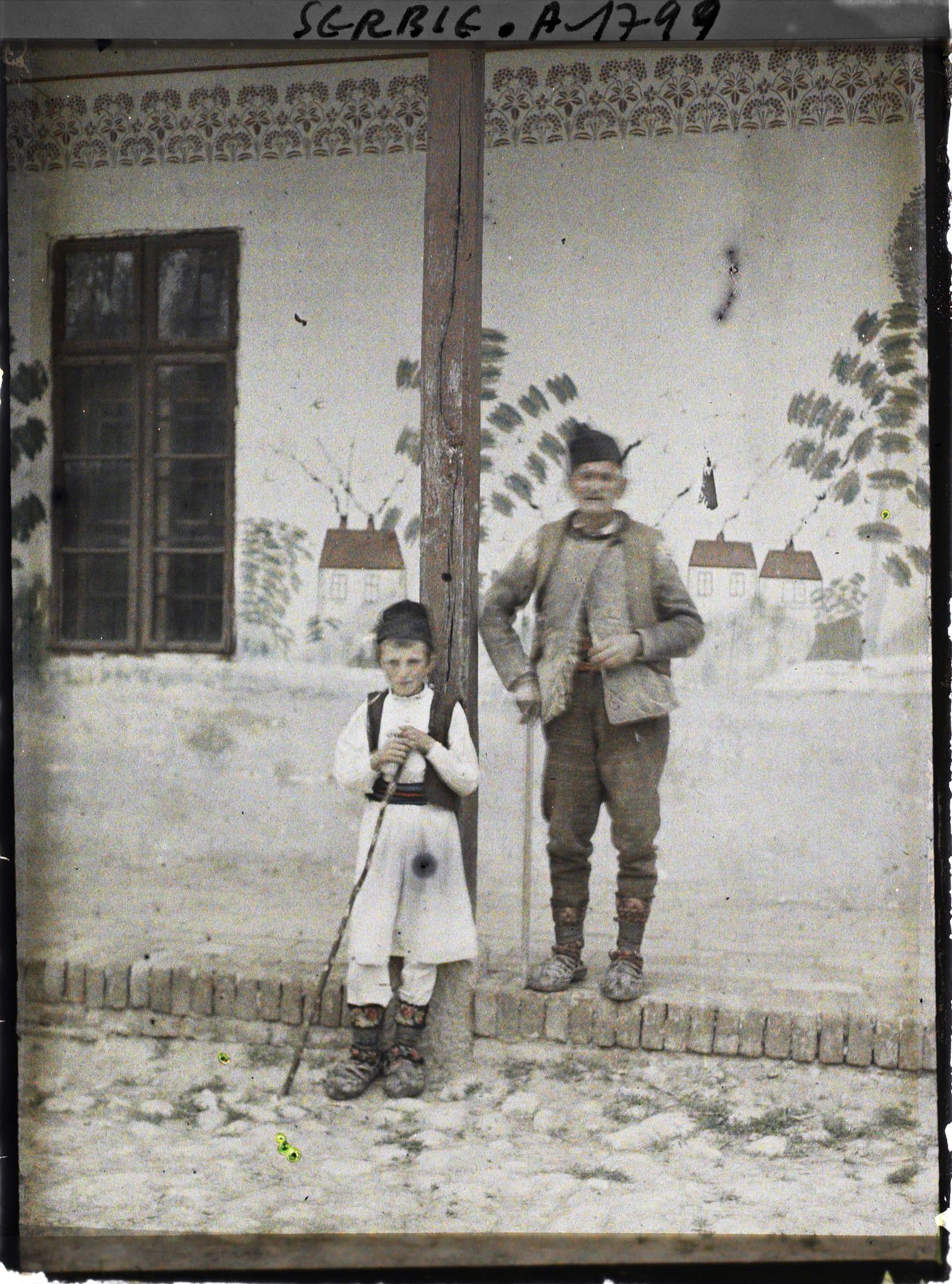 Image représentant Un octogénaire et un petit garçon devant une maison sur la route d'Avala