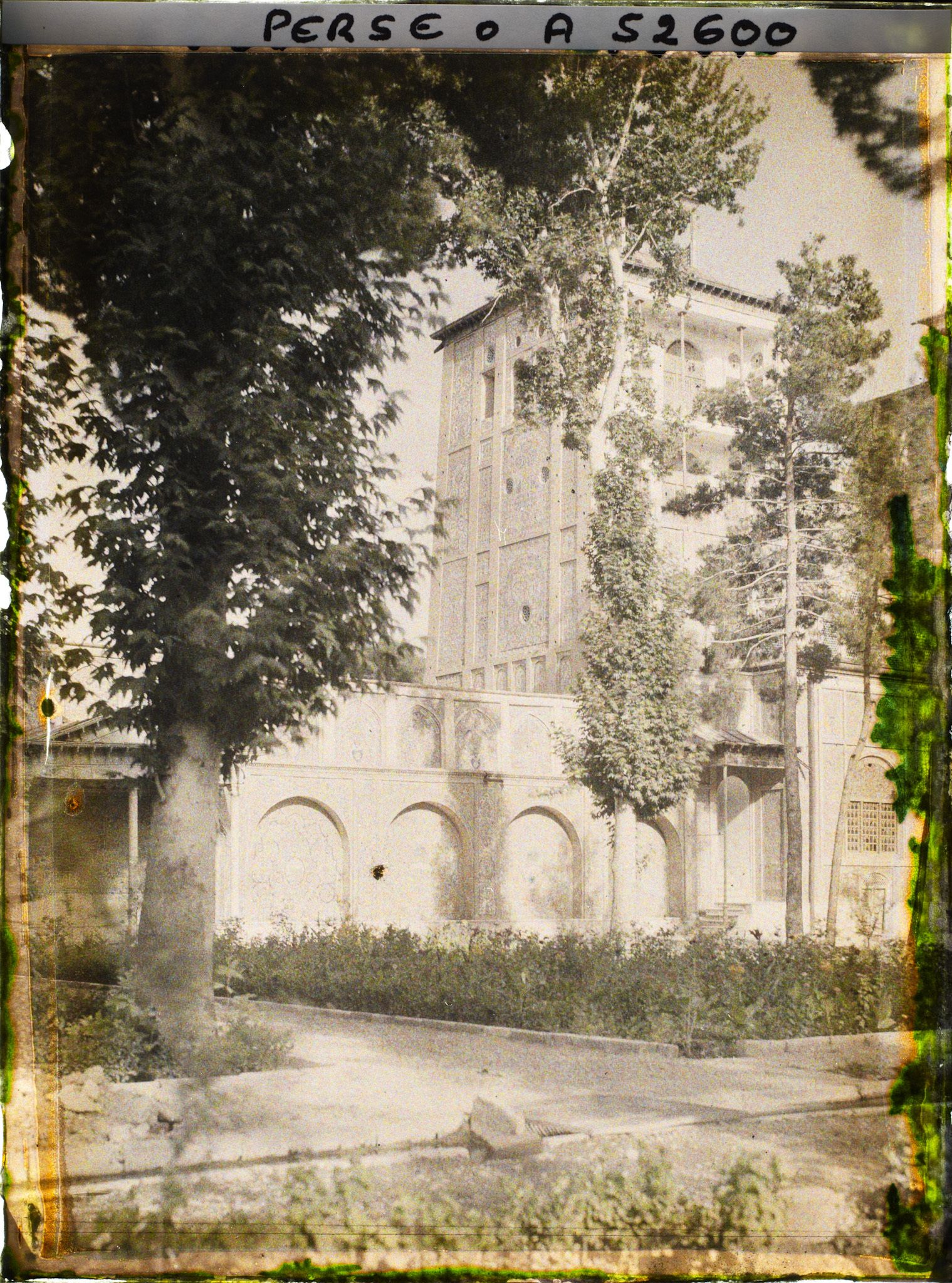 Image représentant Dans l'Arg (la citadelle royale), l'une des tours du Shams-ol Emareh ("Soleil des Palais") et les jardins du Golestan
