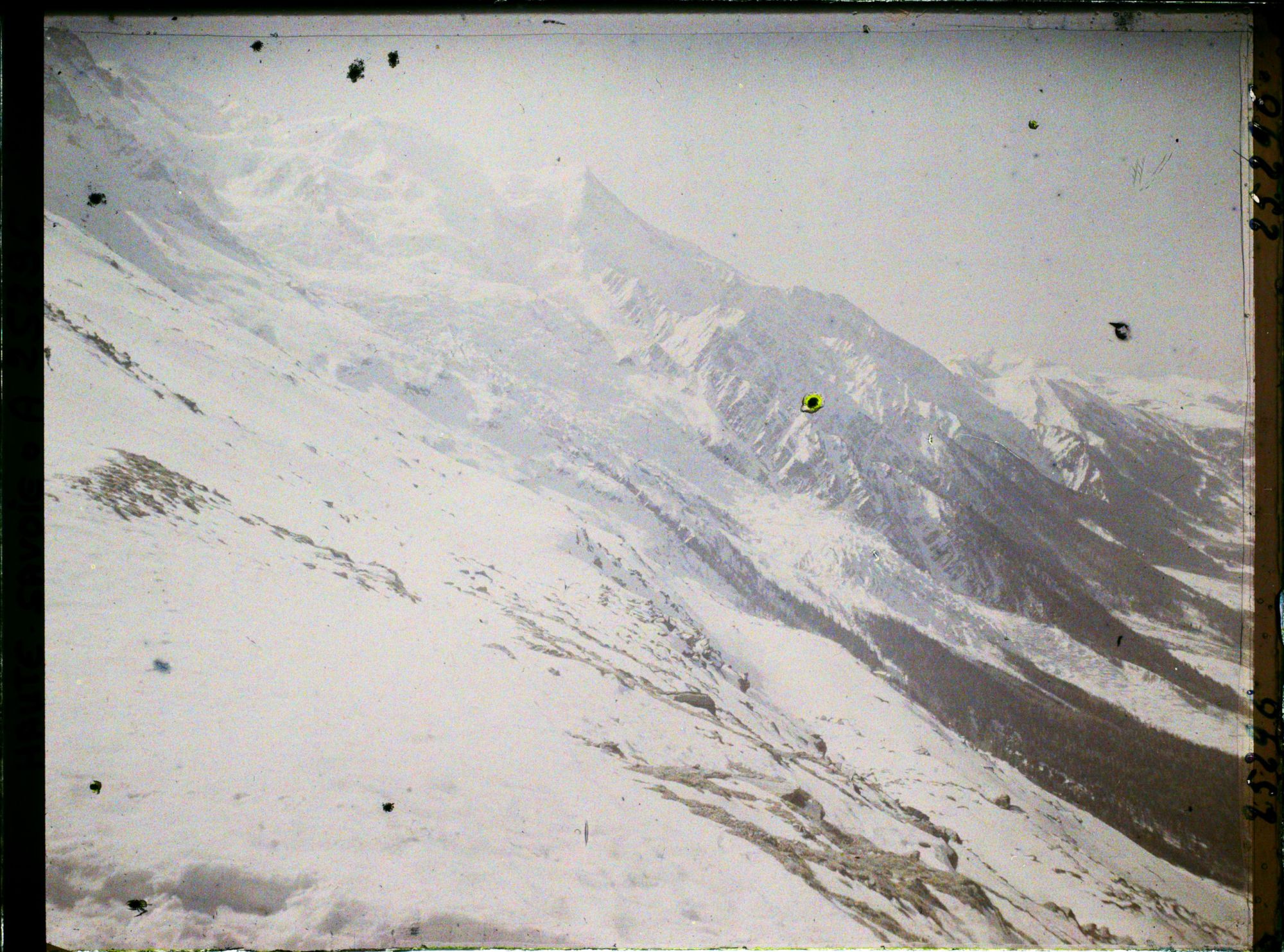 Image représentant France Les Alpes, Le Plan de l'aiguille, Vue panoramique du Mt Blanc, Dôme et Aige du Goûter, les Rognes, le Mt Joly, le Mt Lachat et ensemble du Glacier des Bossons.