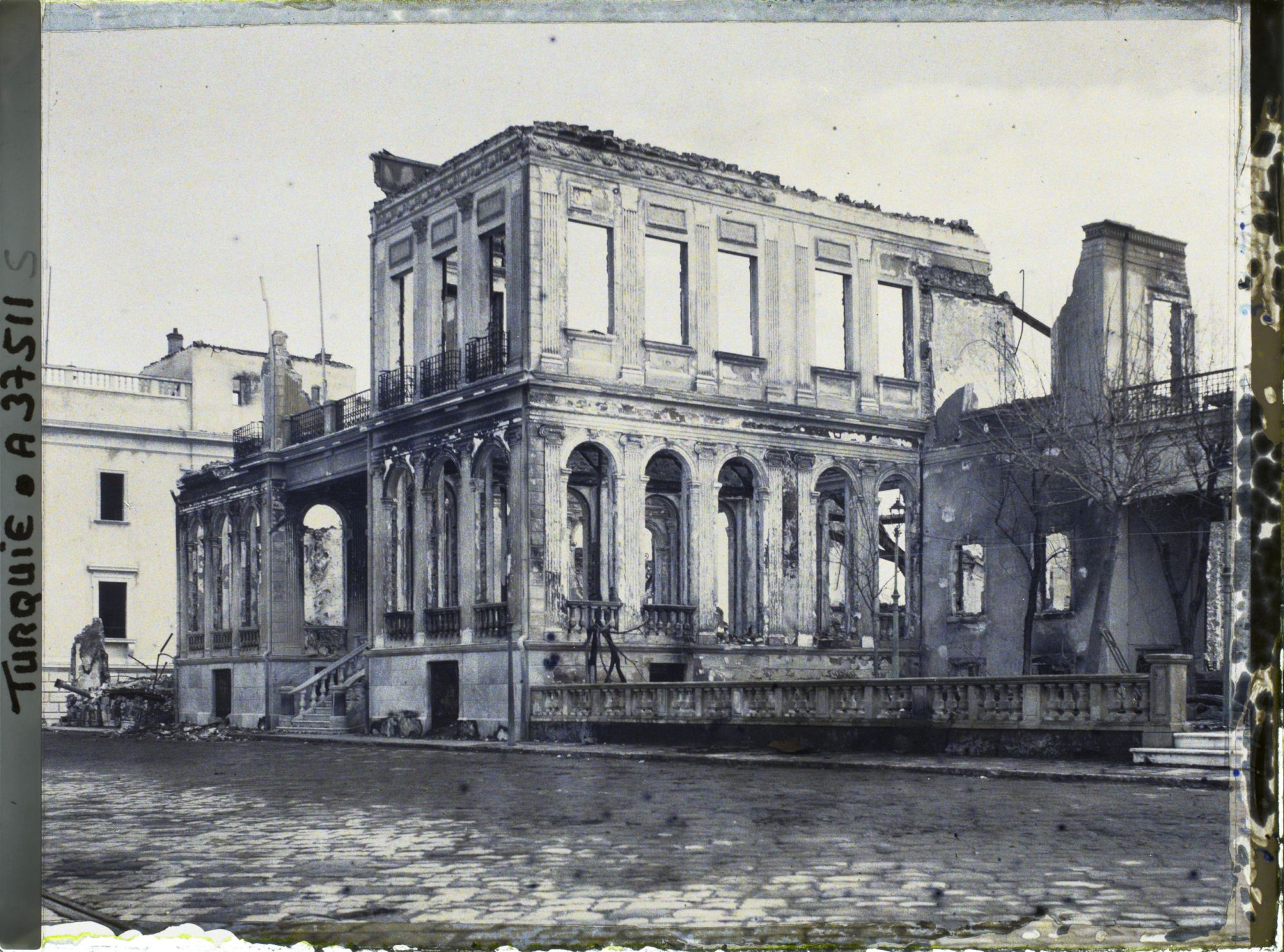 Image représentant Bâtiments incendiés le long des quais. Le Sporting Club