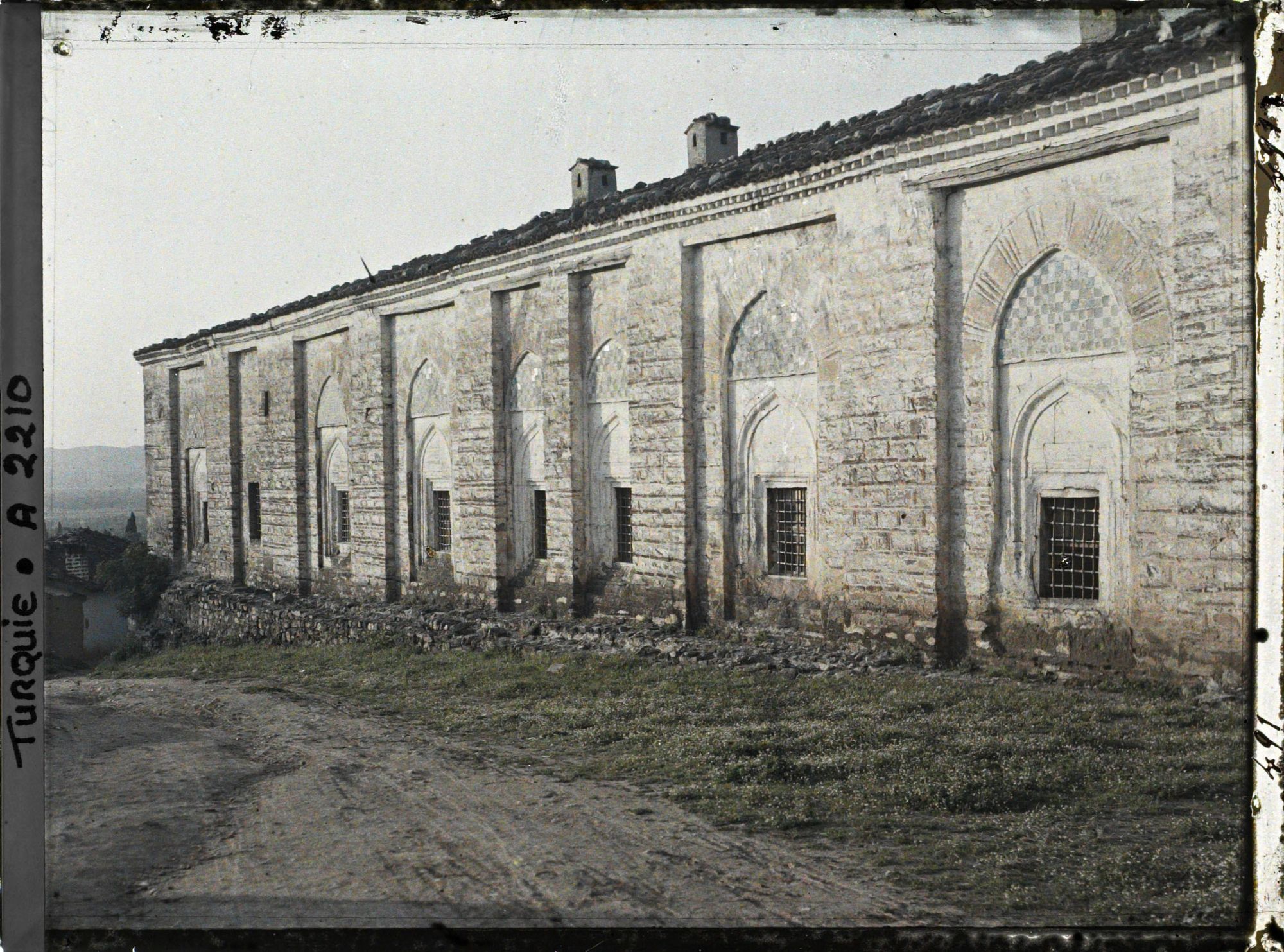 Image représentant Côté d'un bâtiment présenté comme étant une medersa (école de théologie coranique), peut-être celle de Yesil Camii