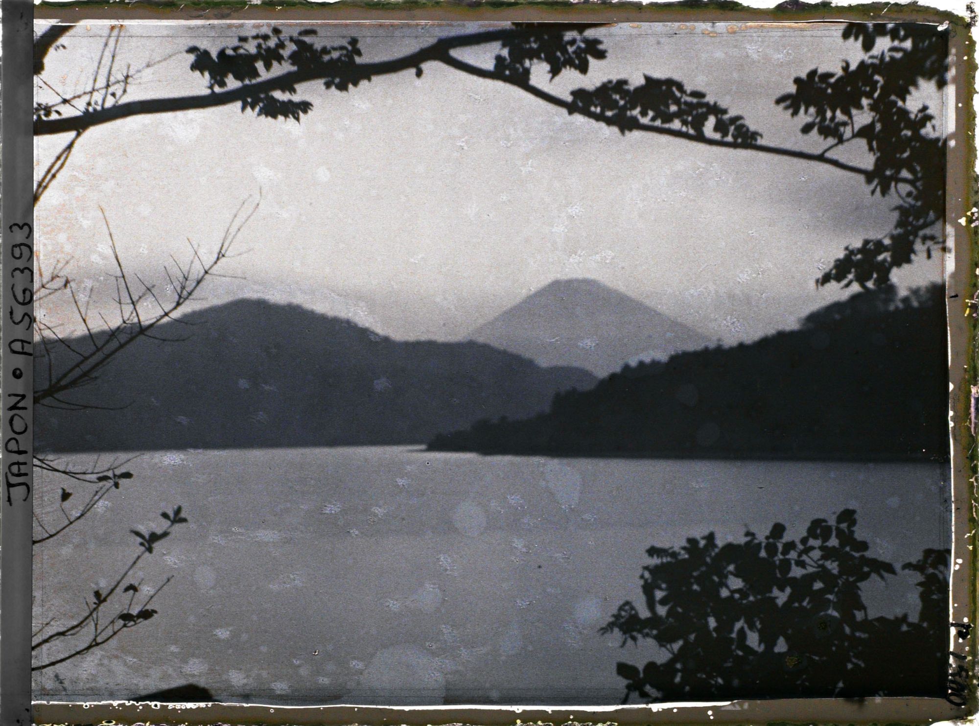 Image représentant Le lac Ashinoko et le Mont Fuji au loin