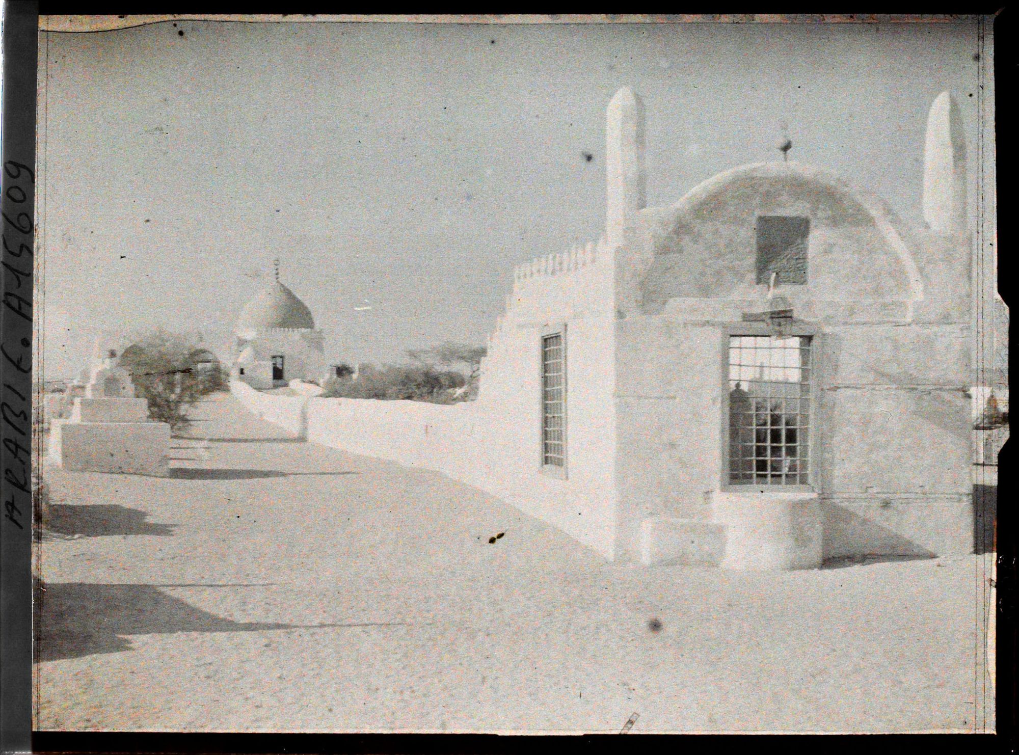 Image représentant Vue du cimetière, au fond le tombeau d'Eve