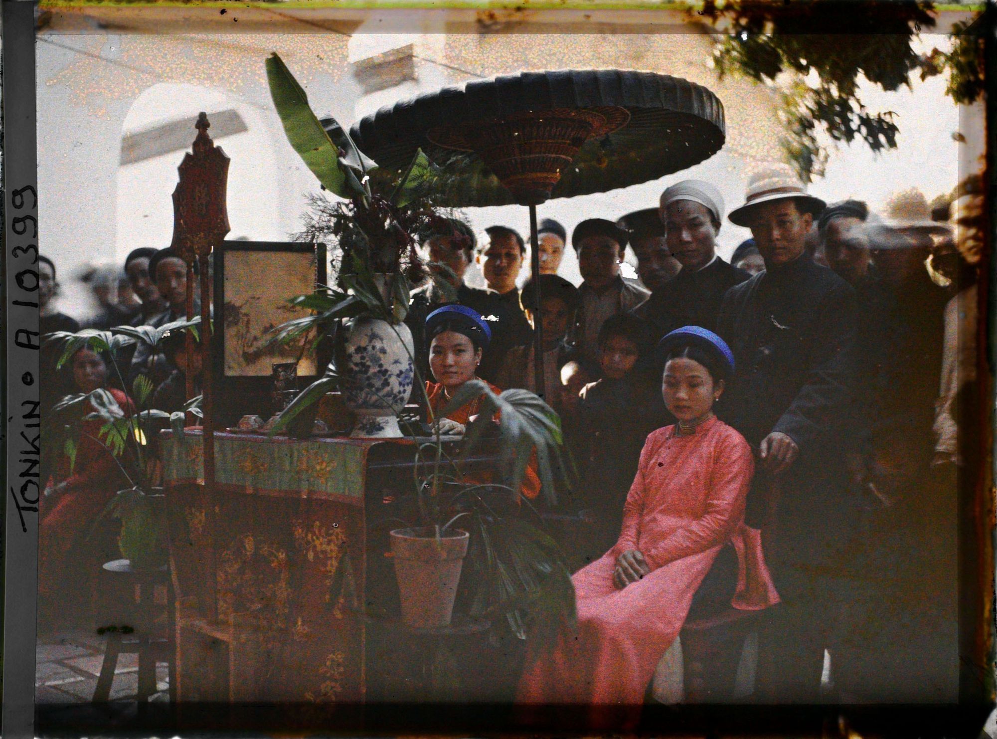 Image représentant Une des reines d'un jeu d'échecs vivant, pendant la partie