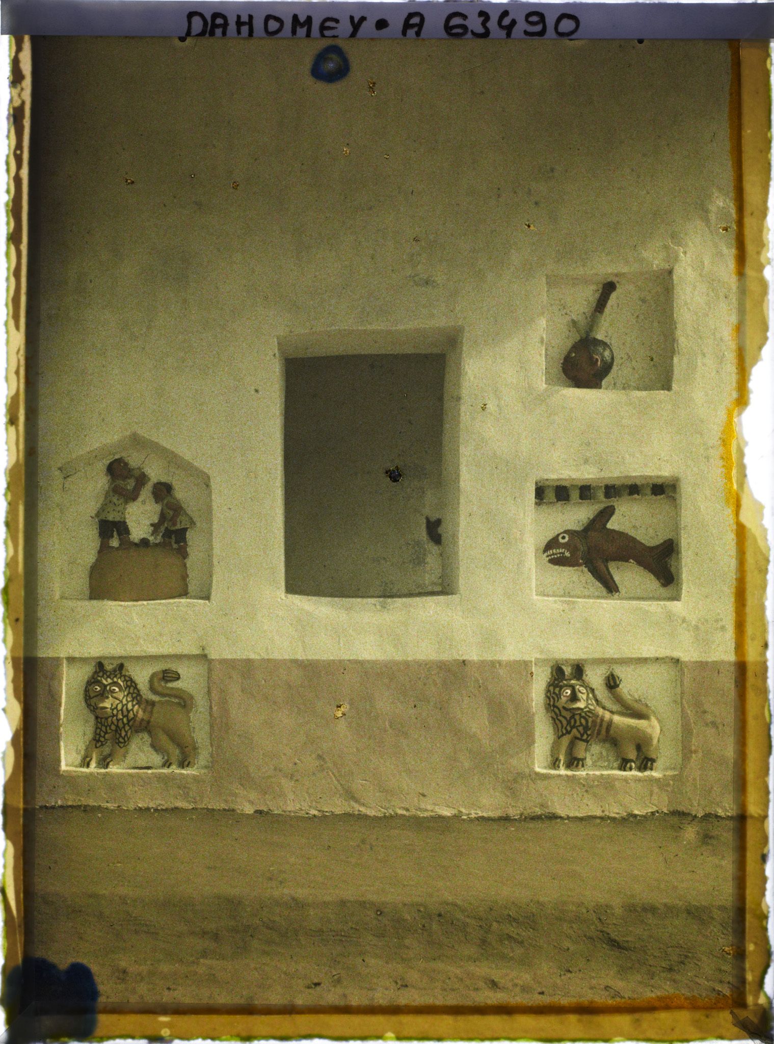 Image représentant Décor en relief sur un bâtiment de réception (Ajalala) de la deuxième cour du palais de  null Glélé