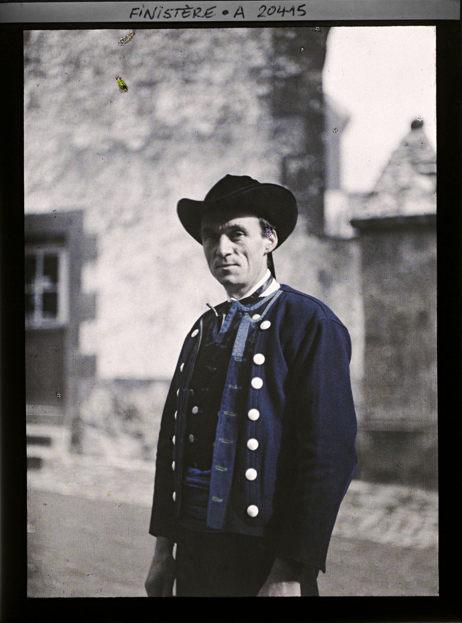 Image représentant Un habitant, M. Kéromnès, en costume traditionnel de Plougastel