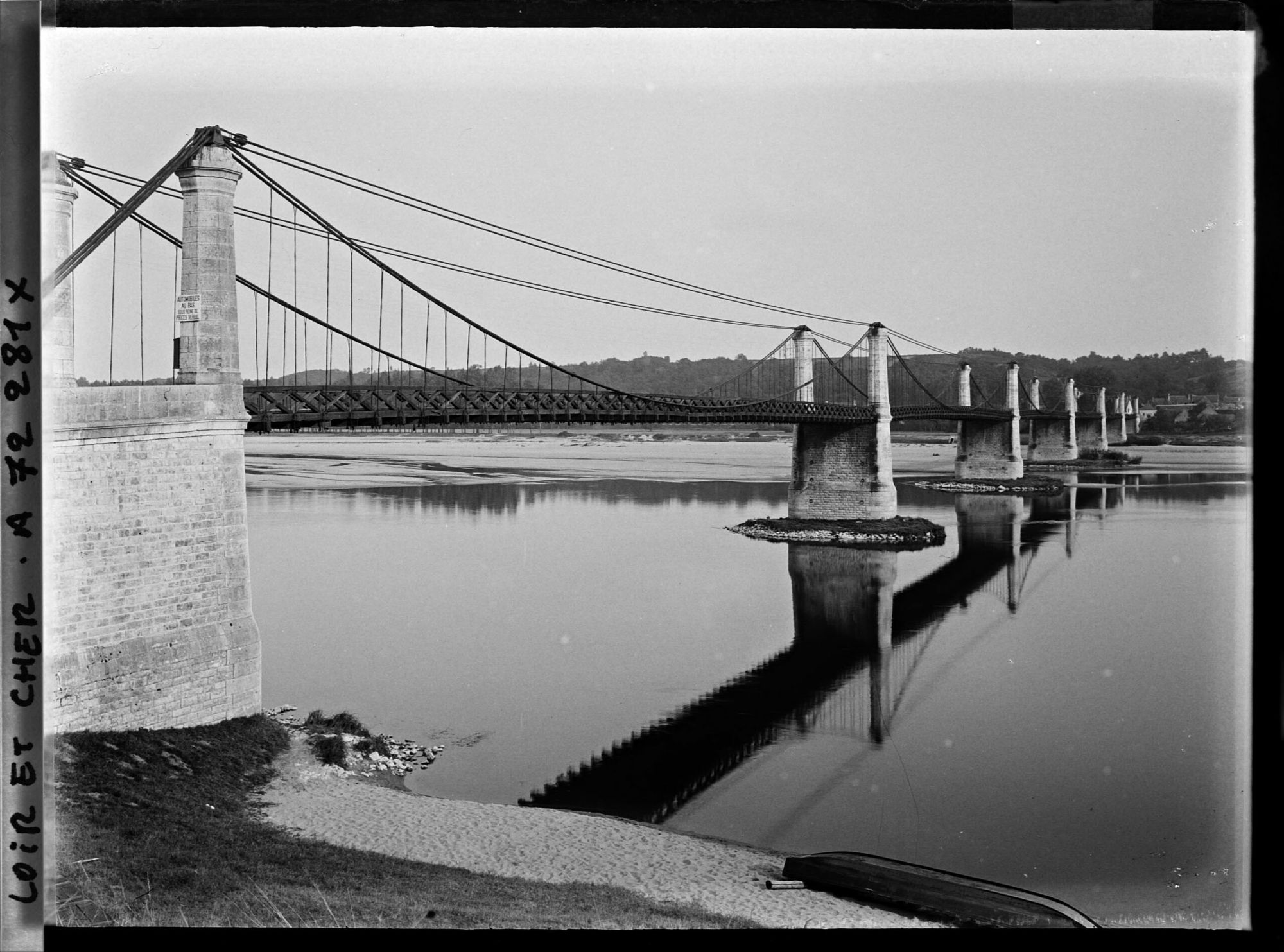 Image représentant Le pont suspendu au-dessus de la Loire, entre Ecure et Chaumont