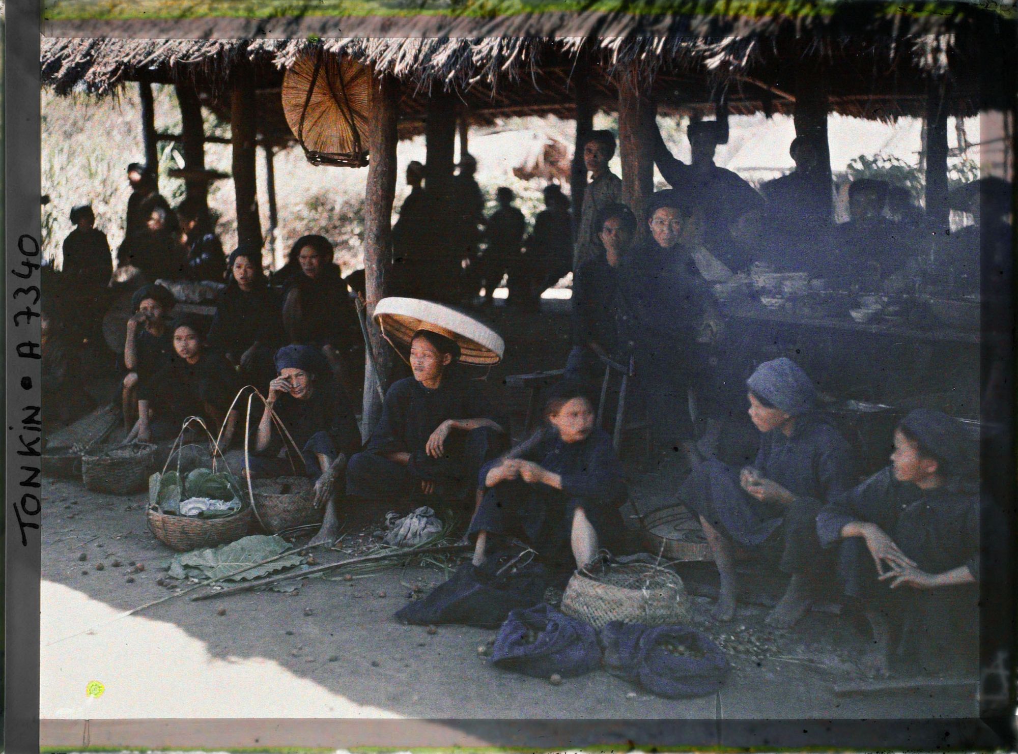 Image représentant Des villageois thô (thai), vêtus de bleu, au marché