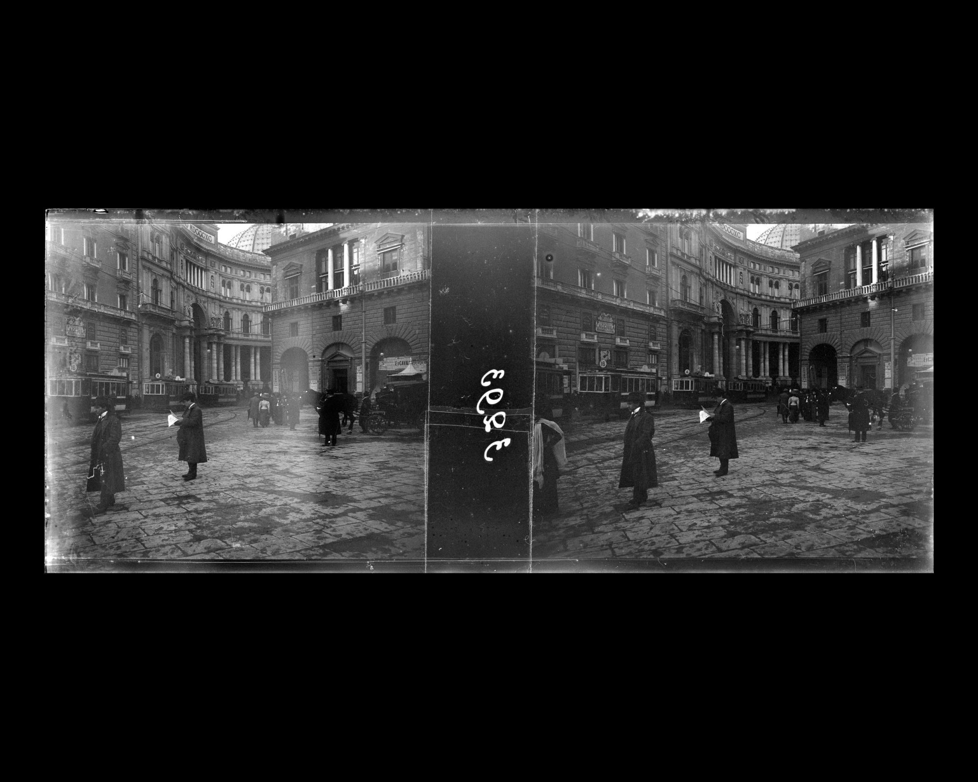 Image représentant La piazza San Ferdinando près du théâtre San Carlo et de la Galleria Umberto Ier