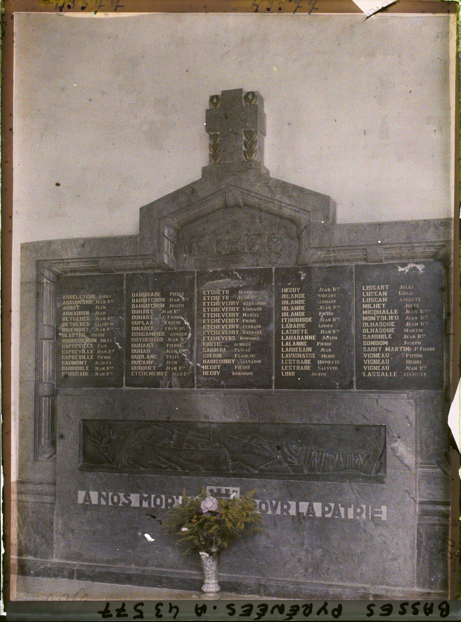Image représentant France, La Bastide - Clairence, Le monumt aux Morts sous la galerie entourant l'Eglise