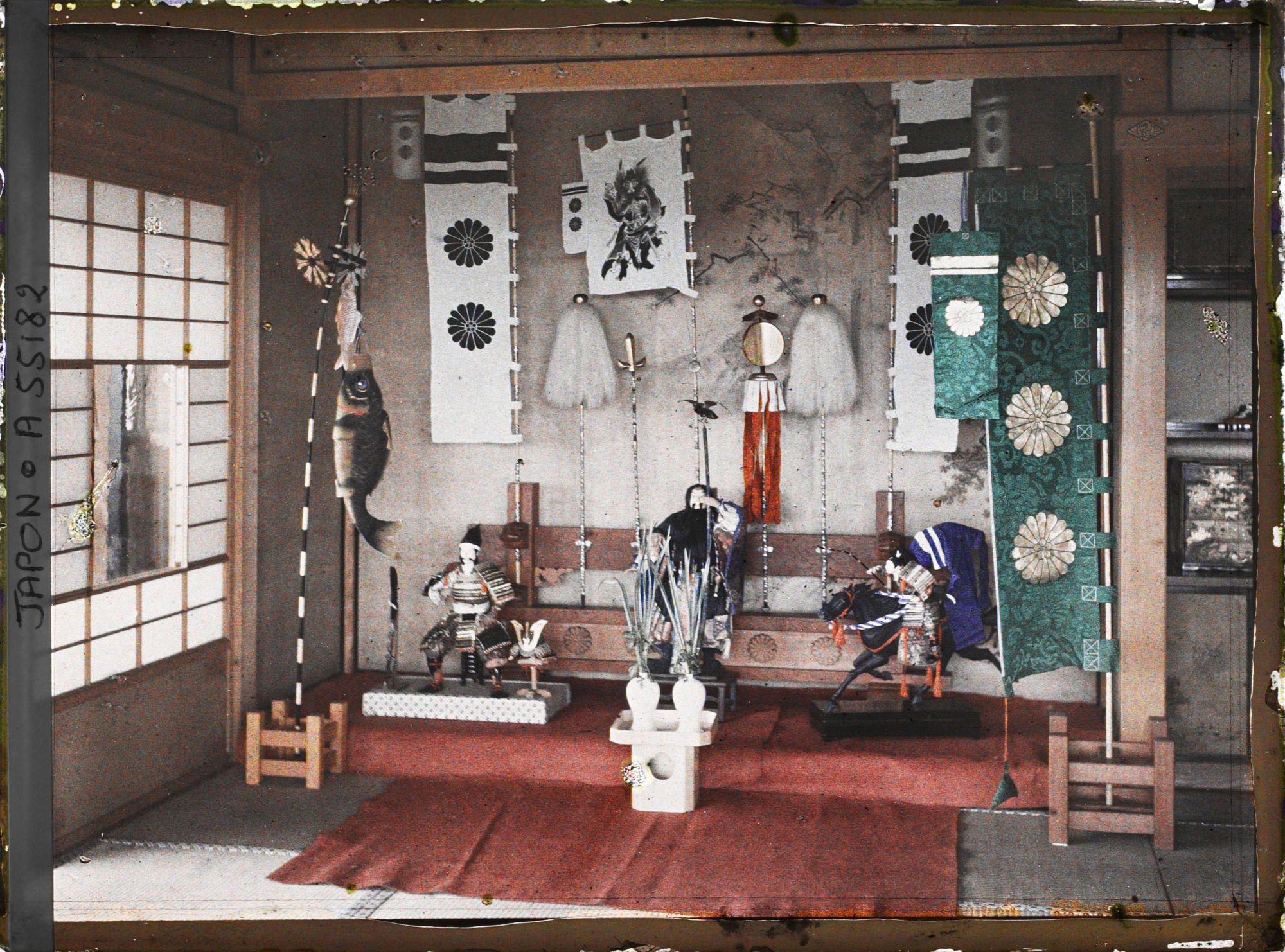 Image représentant Exposition de figurines guerrières et de bannière pour le Tango-no-sekku (fête des garçons) dans un salon de la résidence de la famille princière Kitashirakawa