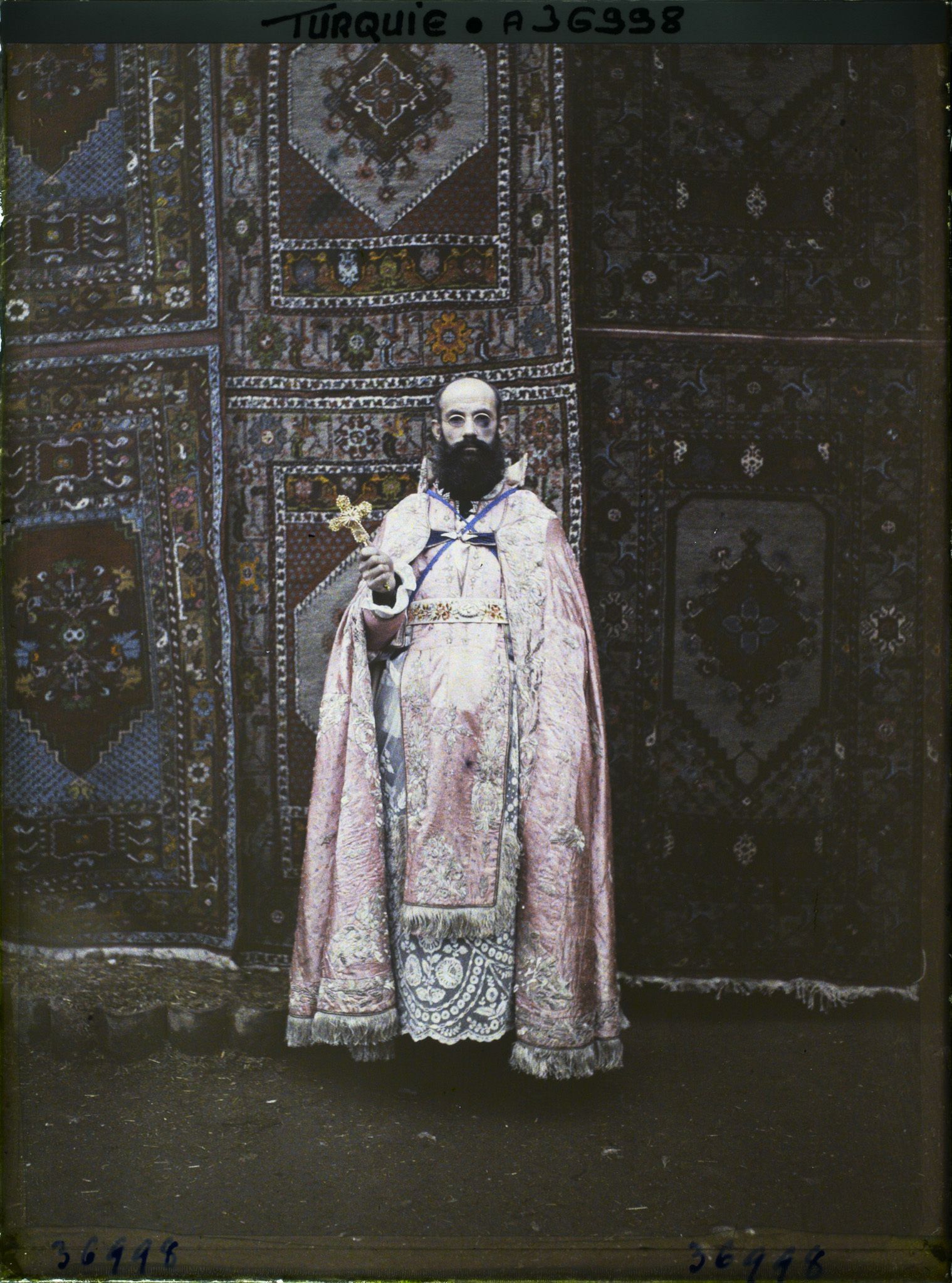 Image représentant Turquie, Angora, Le Père Clément en habits Sacerdotaux