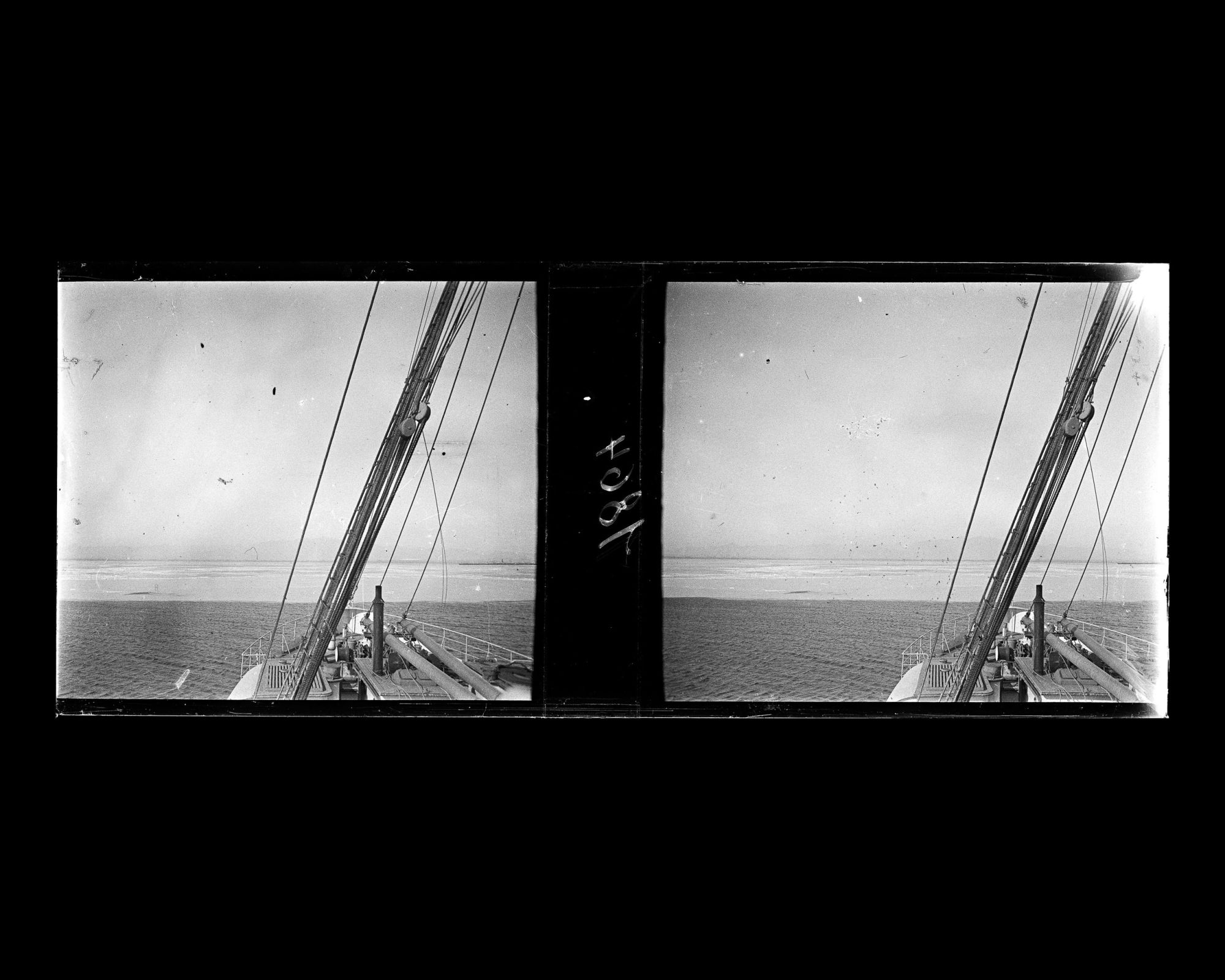 Image représentant La proue du vapeur allemand Staatssekretär Kraëtke qui se dirige vers le port de Qinhuangdao