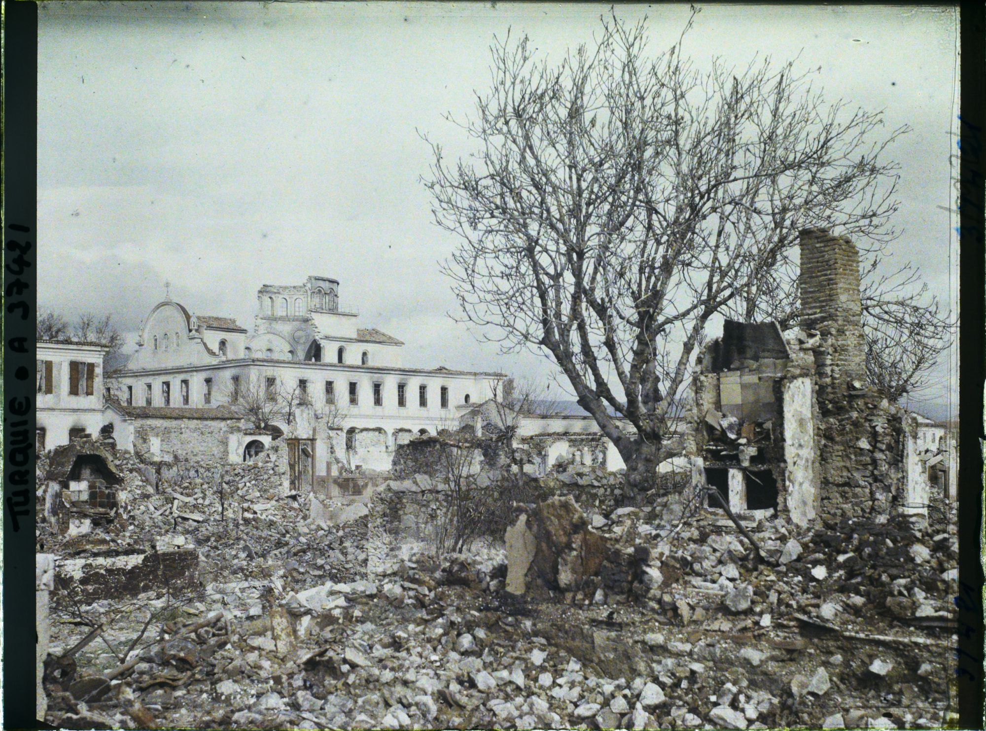 Image représentant Turquie, Smyrne, La Ville incendiée, Quartier italien  Eglise Grecque de St Jean