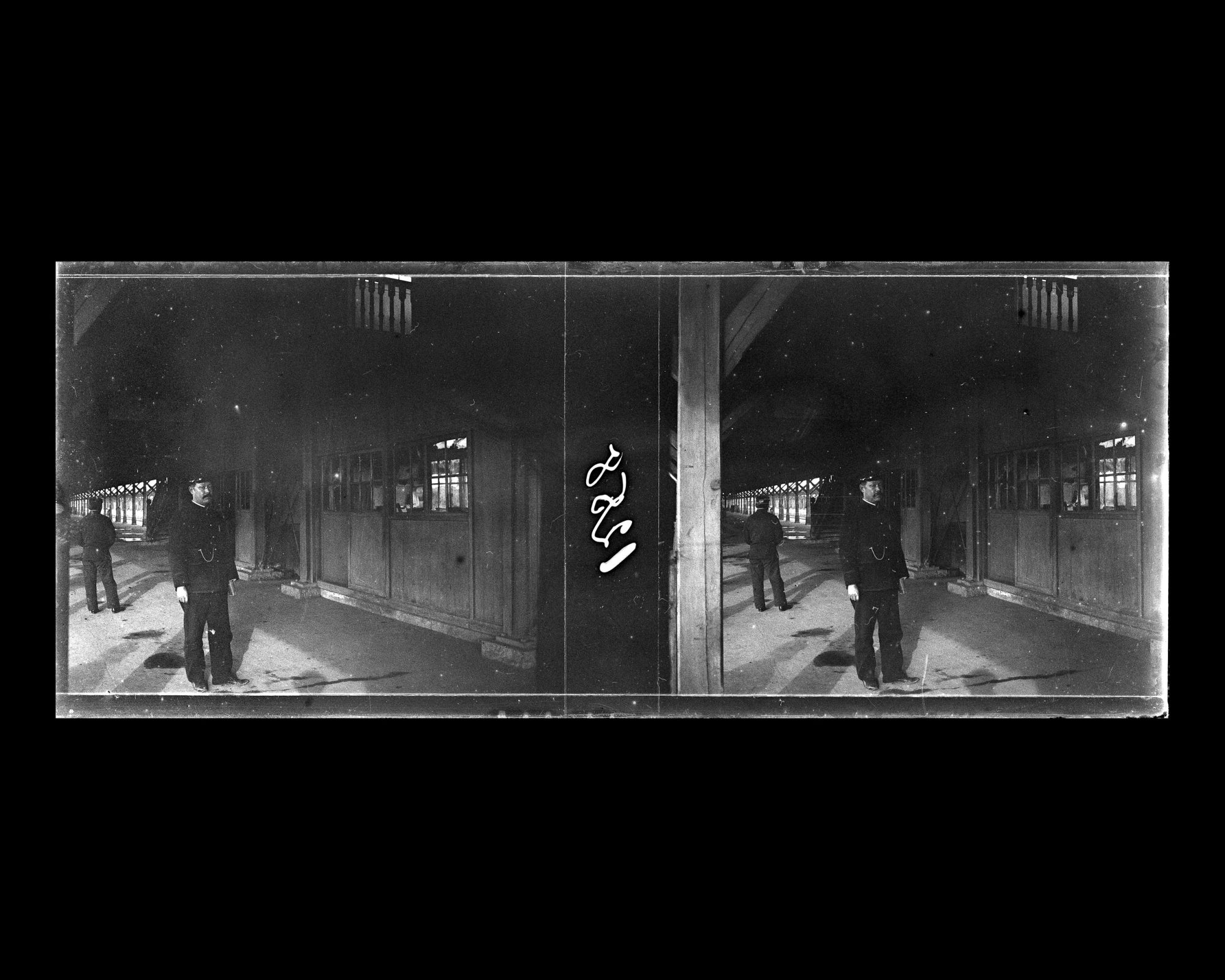 Image représentant Un employé des chemins de fer dans la station, lors d'un arrêt du train