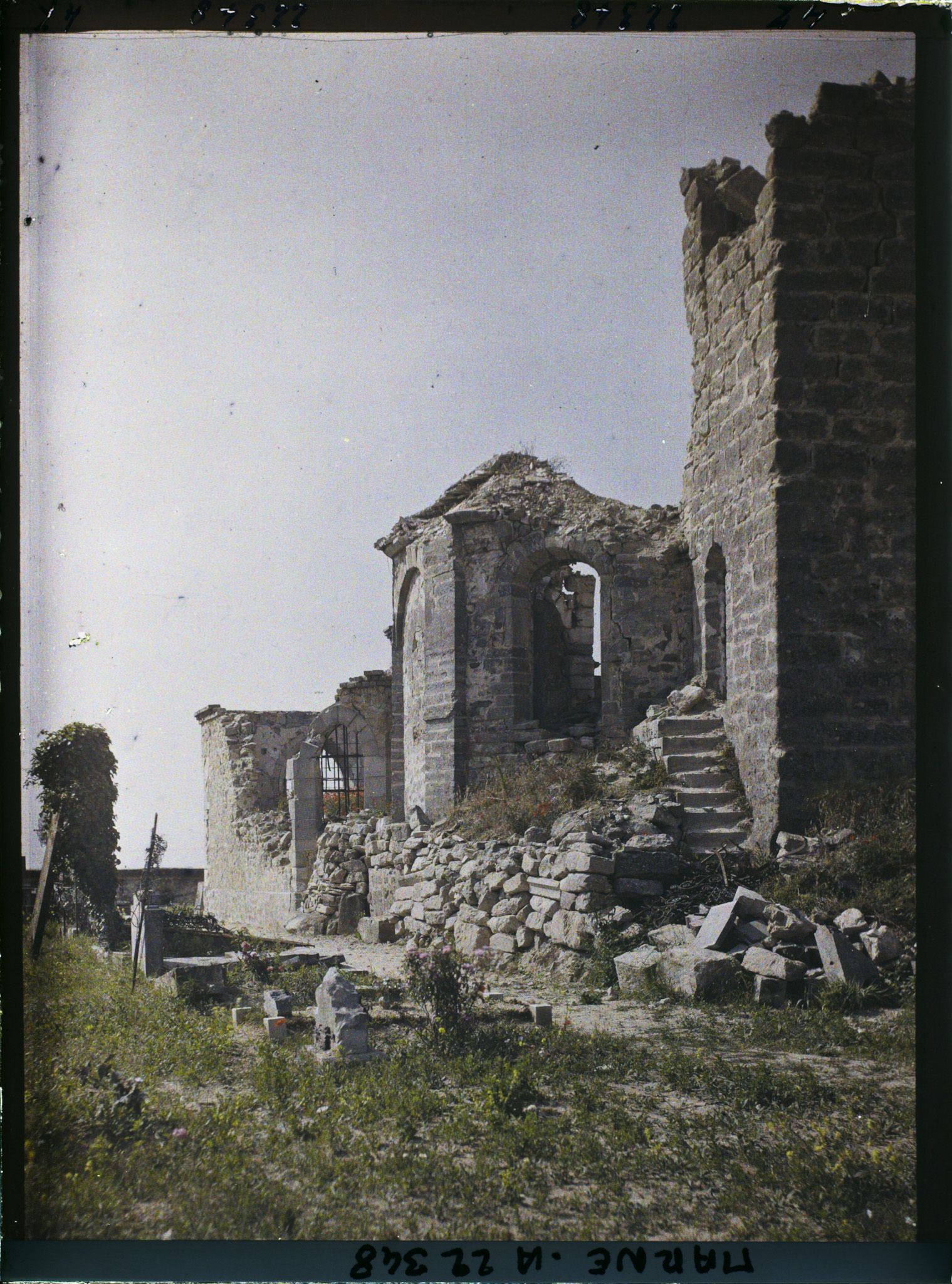 Image représentant France, Village de Brimont, Un coin de l'Eglise et le Clocher